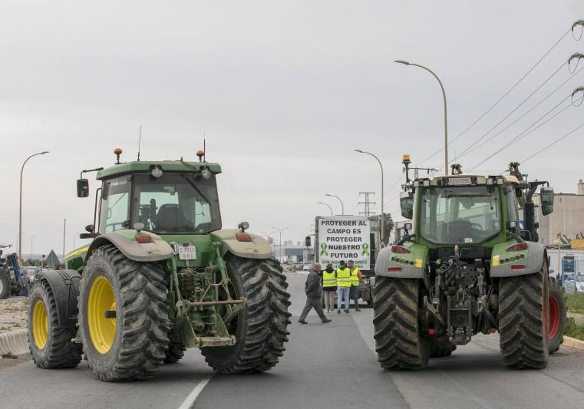 Varios tractores cortan una carretera como protesta por las condiciones económicas que tienen los agricultores