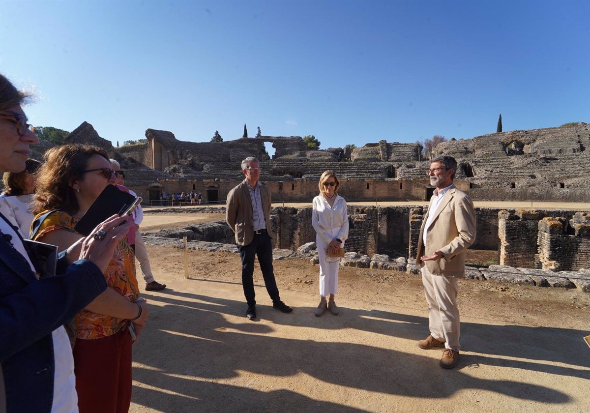 Visita de una delegación internacional al conjunto arqueológico de Itálica organizada por la Asociación Cívica del Sur