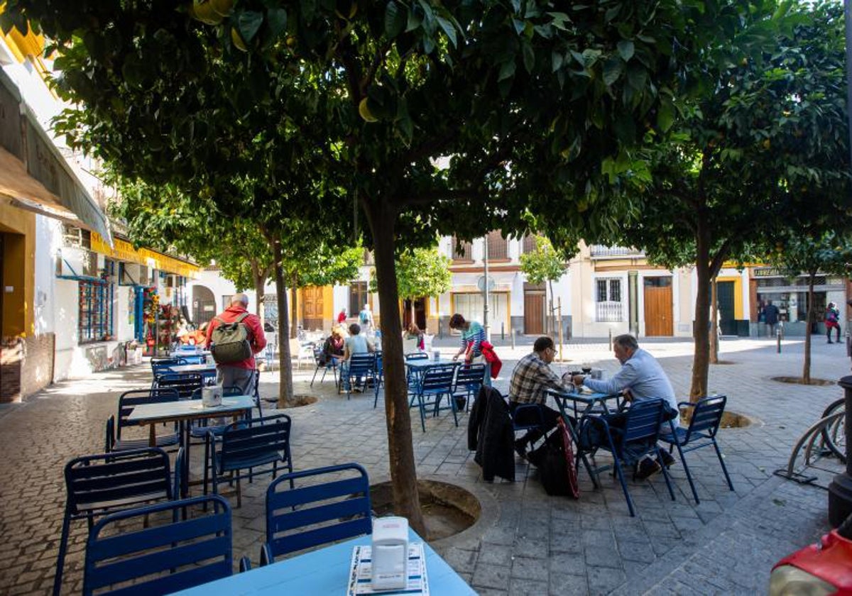 Veladores en la plaza de los Terceros de Sevilla