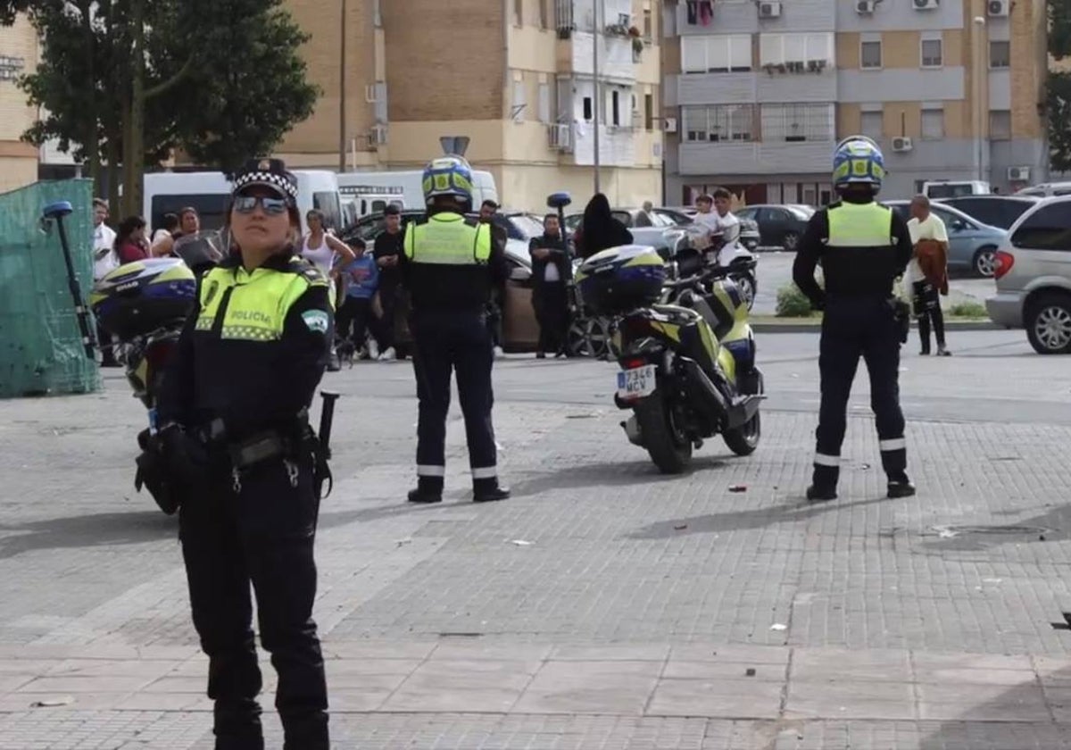 Agentes de la Policía Local en una actuación en el Polígono Sur