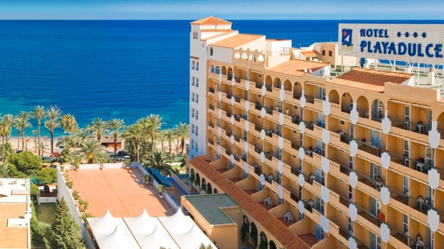 Vista de Playadulce Hotel en Aguadulce, junto al mar.