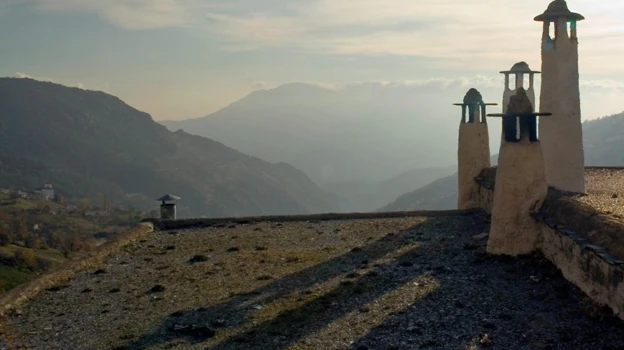 Los tejados y las chimeneas típicos de las casas que se sitúan en La Alpujarra granadina