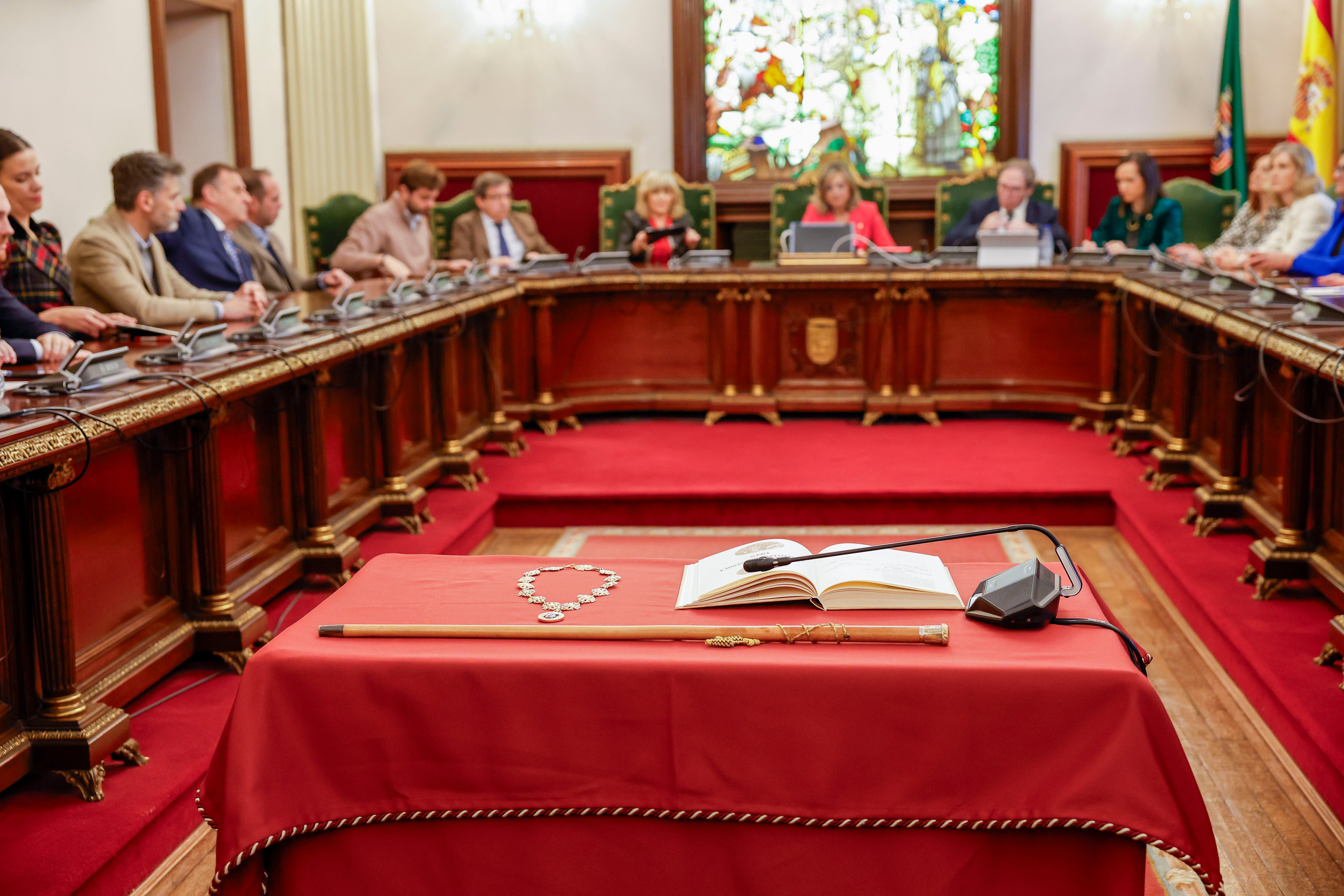 Vista del bastón de mando antes de la moción de censura en el Ayuntamiento de Pamplona