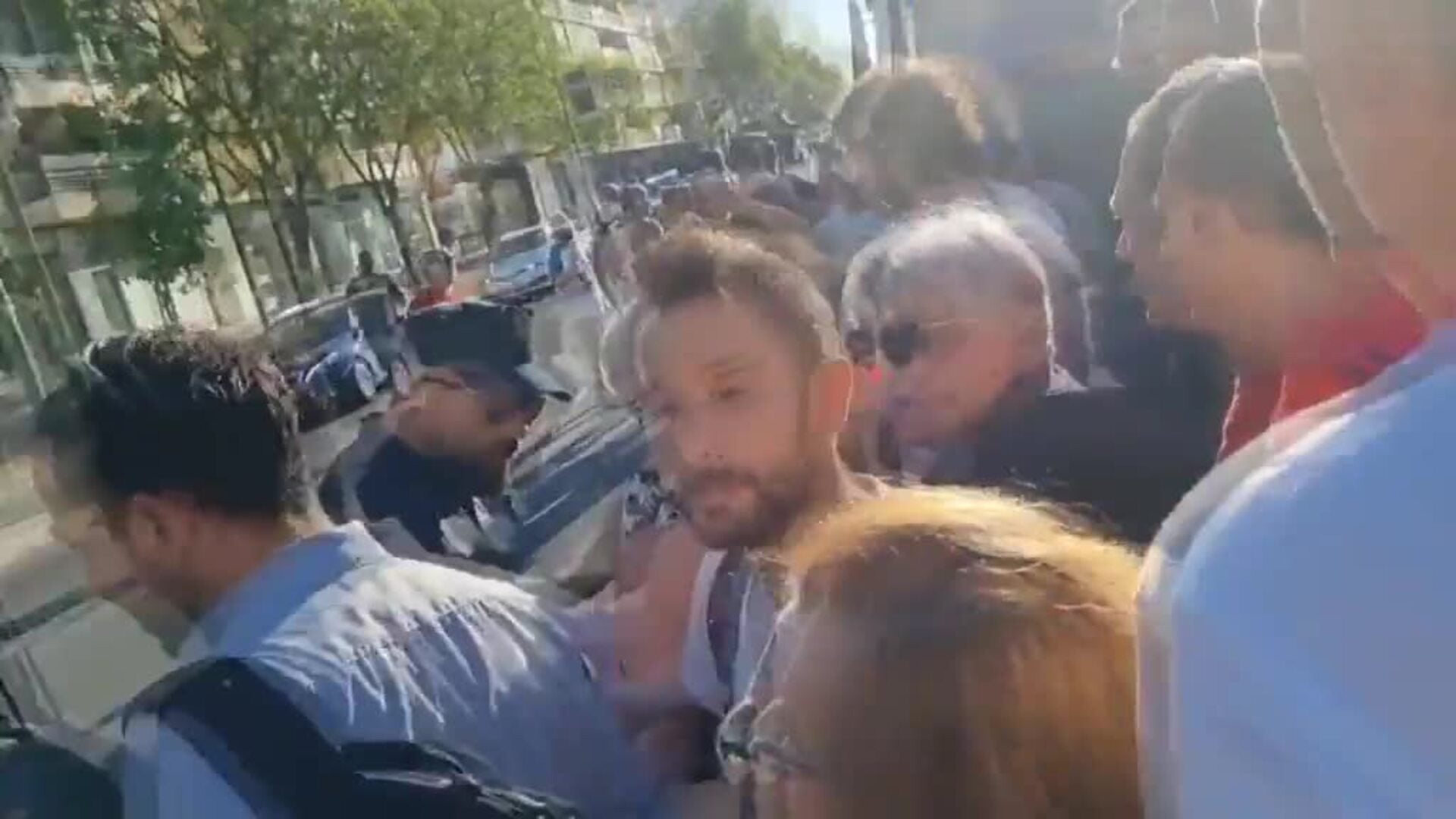 Altercados durante la manifestación de vecinos por los cortes de luz en cuatro barrios de Sevilla