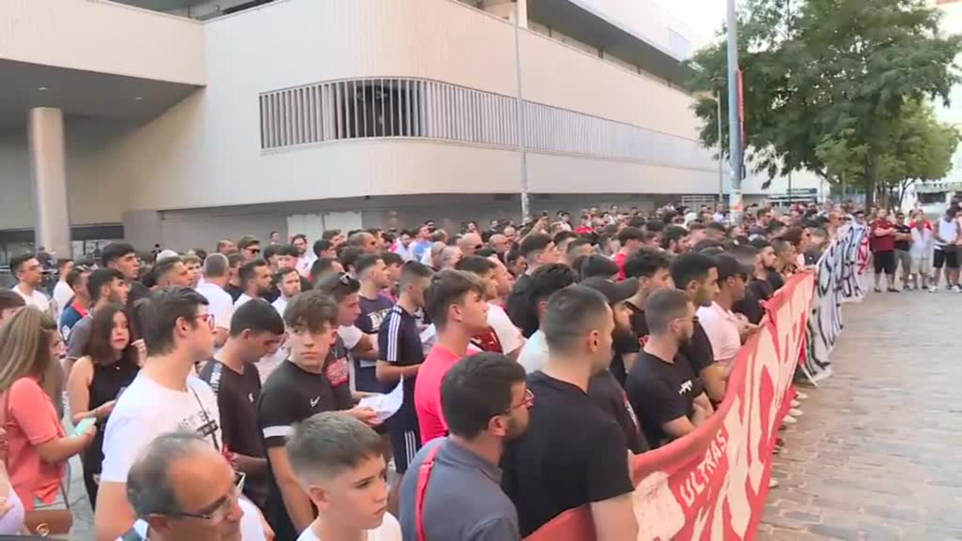 Decenas de aficionados del Sevilla protestan contra la subida del precio de los abonos