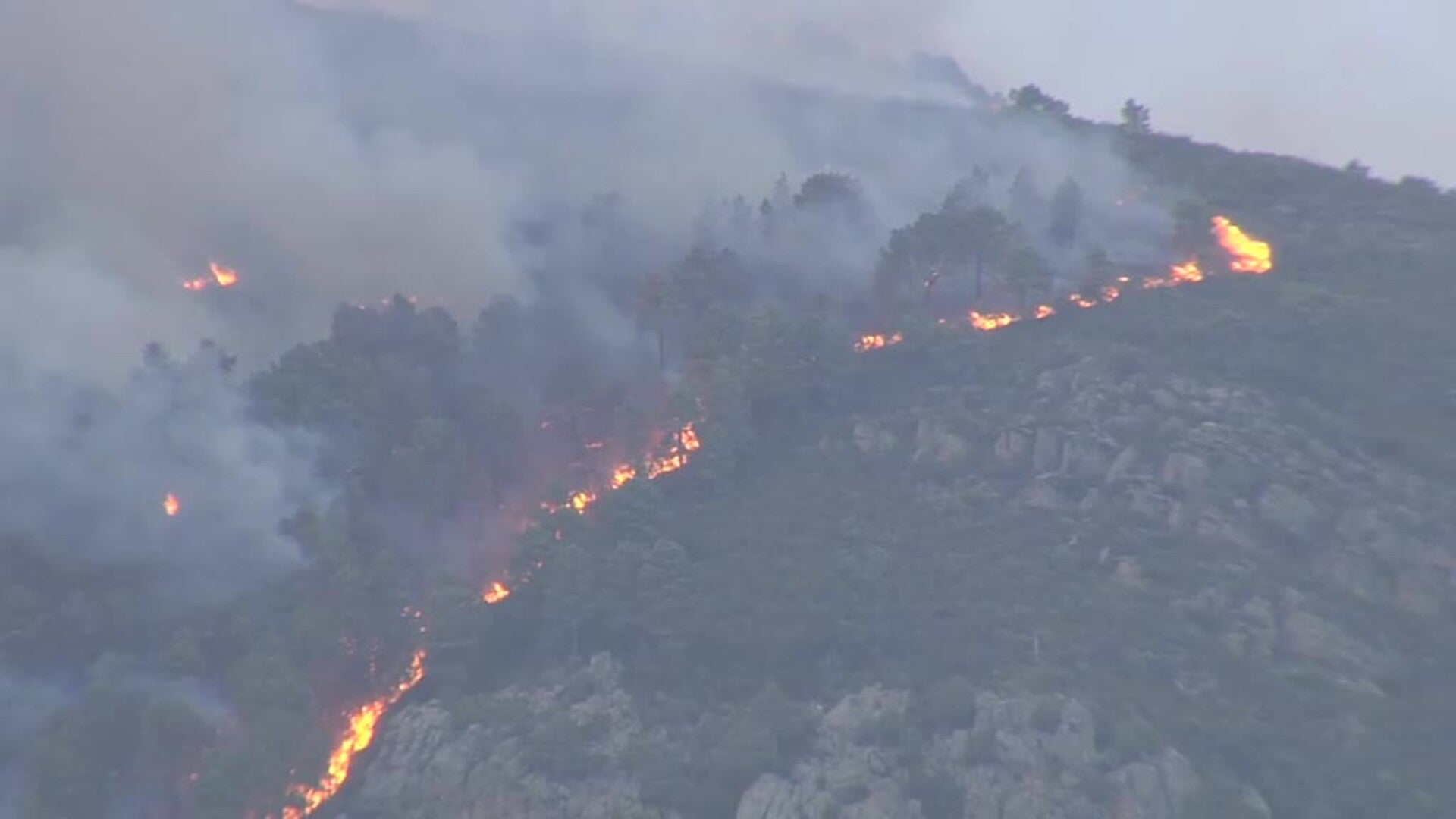 Las altas temperaturas complican el control del incendio de Las Hurdes