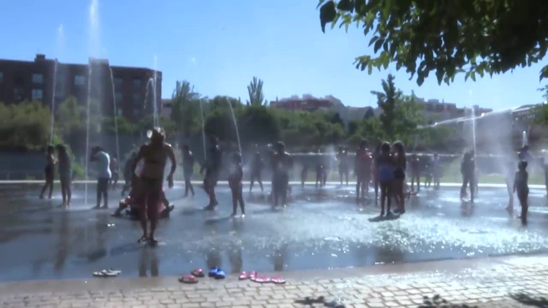 Madrileños huyen del calor en la 'playa' de Madrid Río