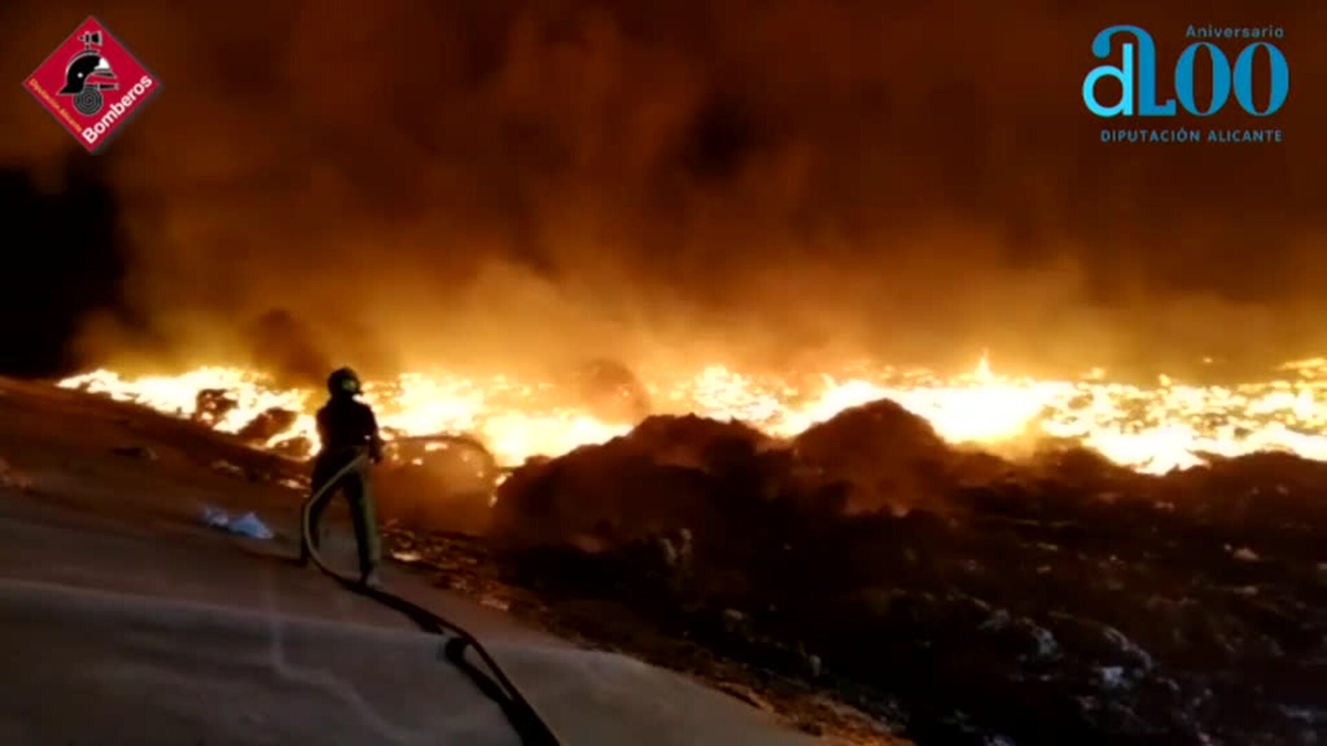 Aparatoso incendio en un vertedero de Alicante