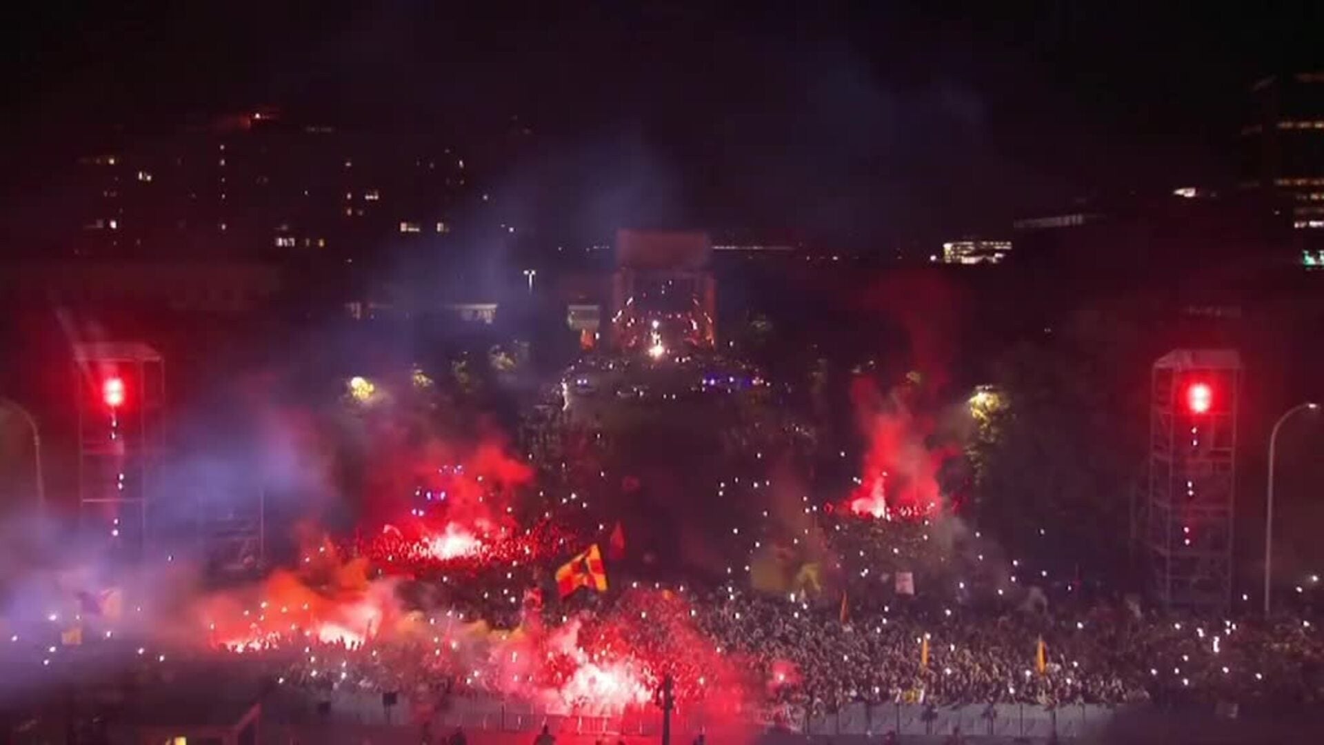 Espectacular presentación de Dybala ante la afición de la Roma