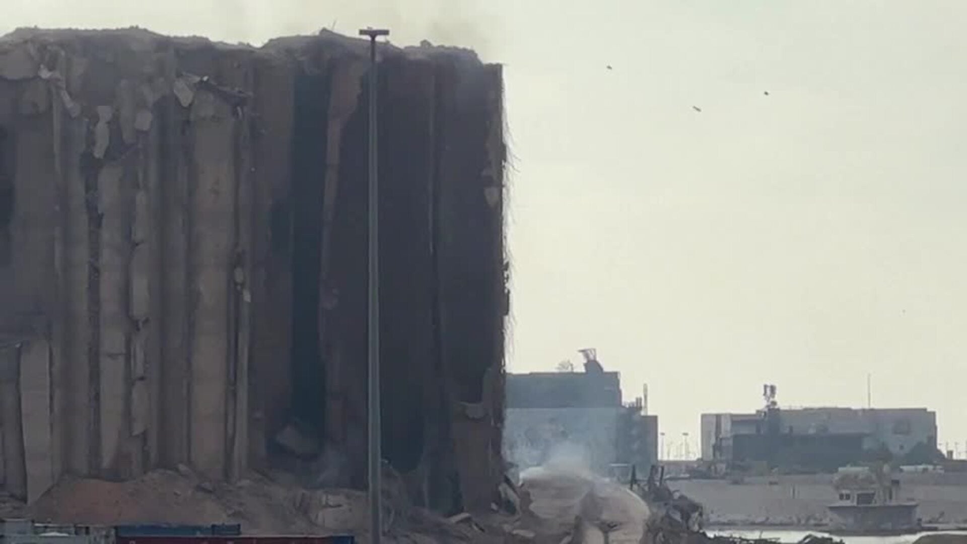 Una parte de los silos en el puerto de Líbano se derrumban tras un largo incendio