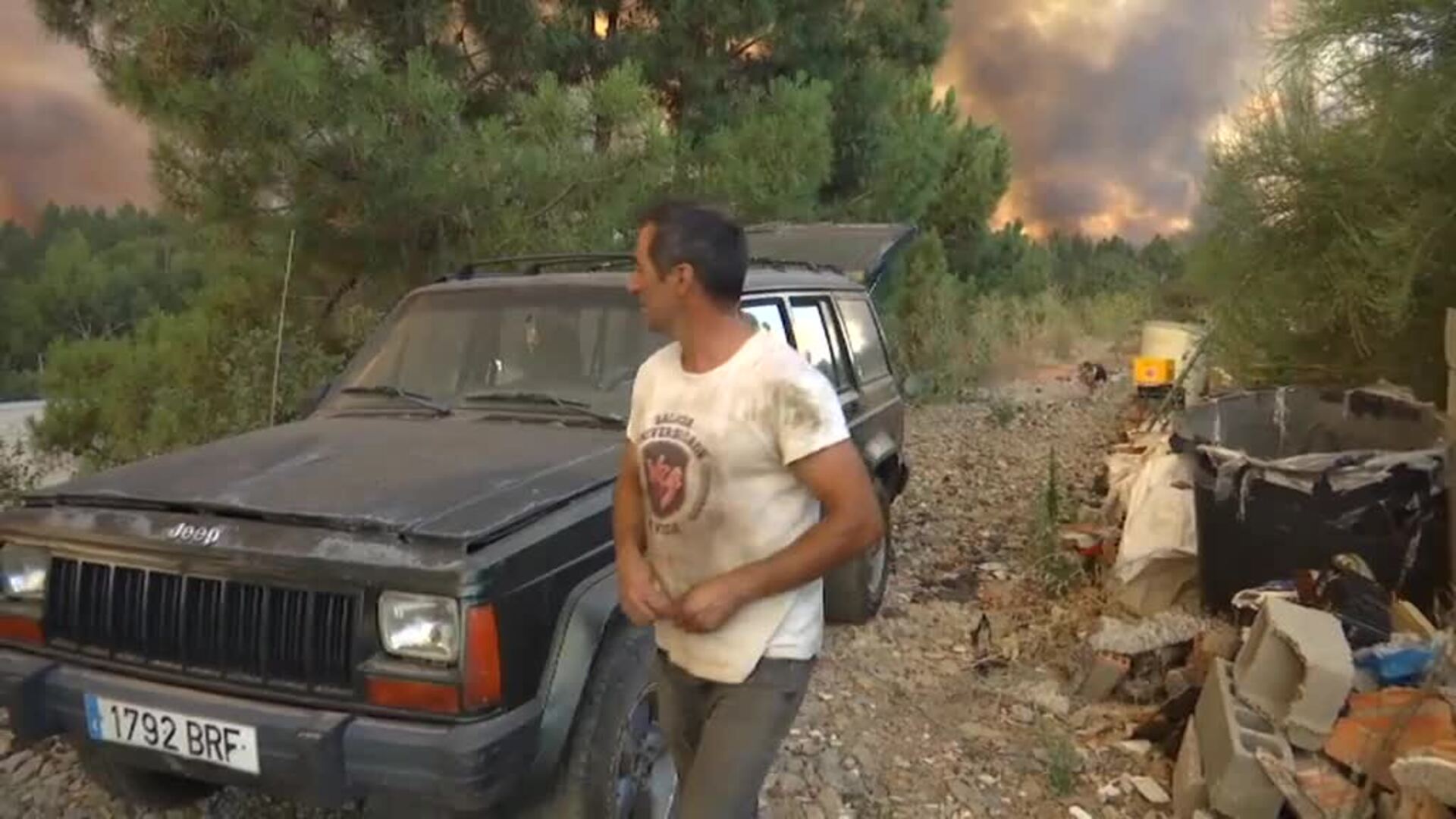 Dramáticas imágenes de la lucha contra el fuego que asola el término municipal de Verín, en Ourense