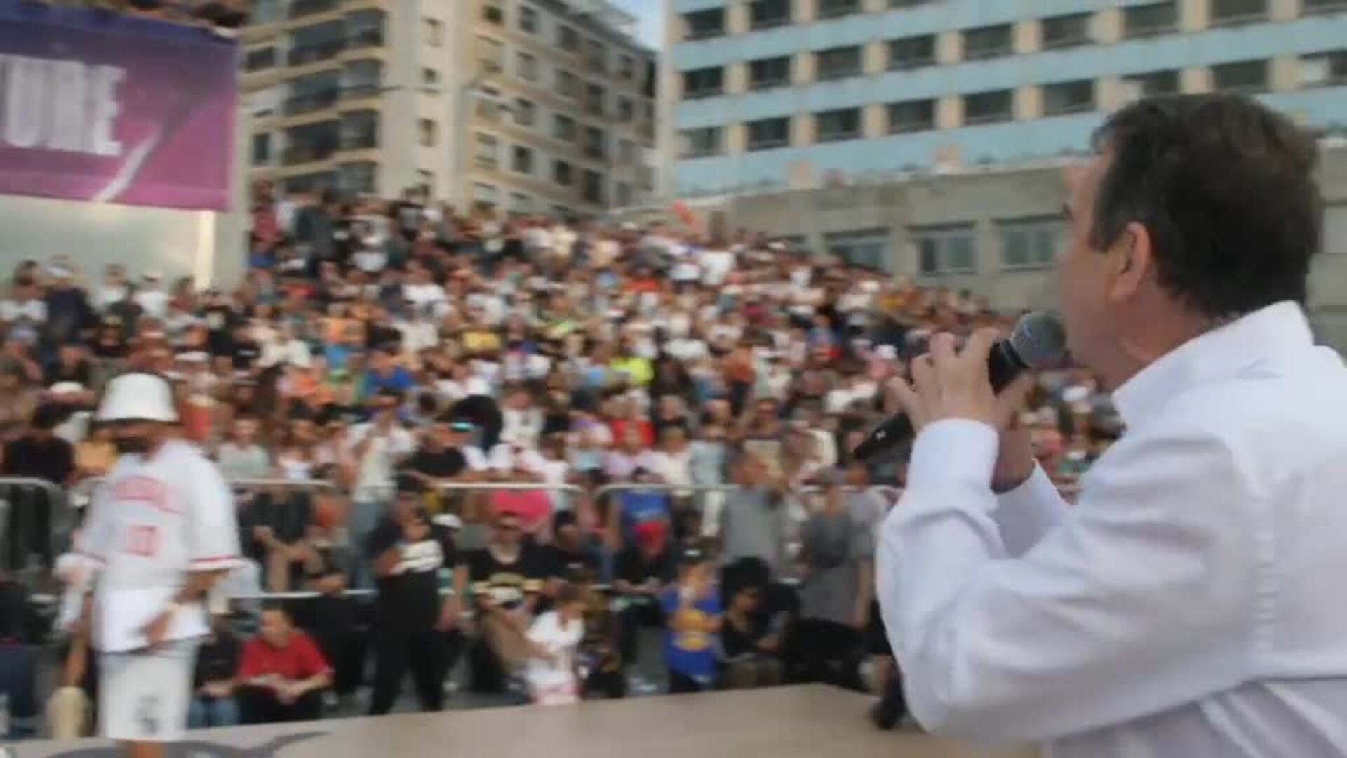 Abel Caballero ofrece su particular versión del break dance en el festival O Marisquiño de Vigo