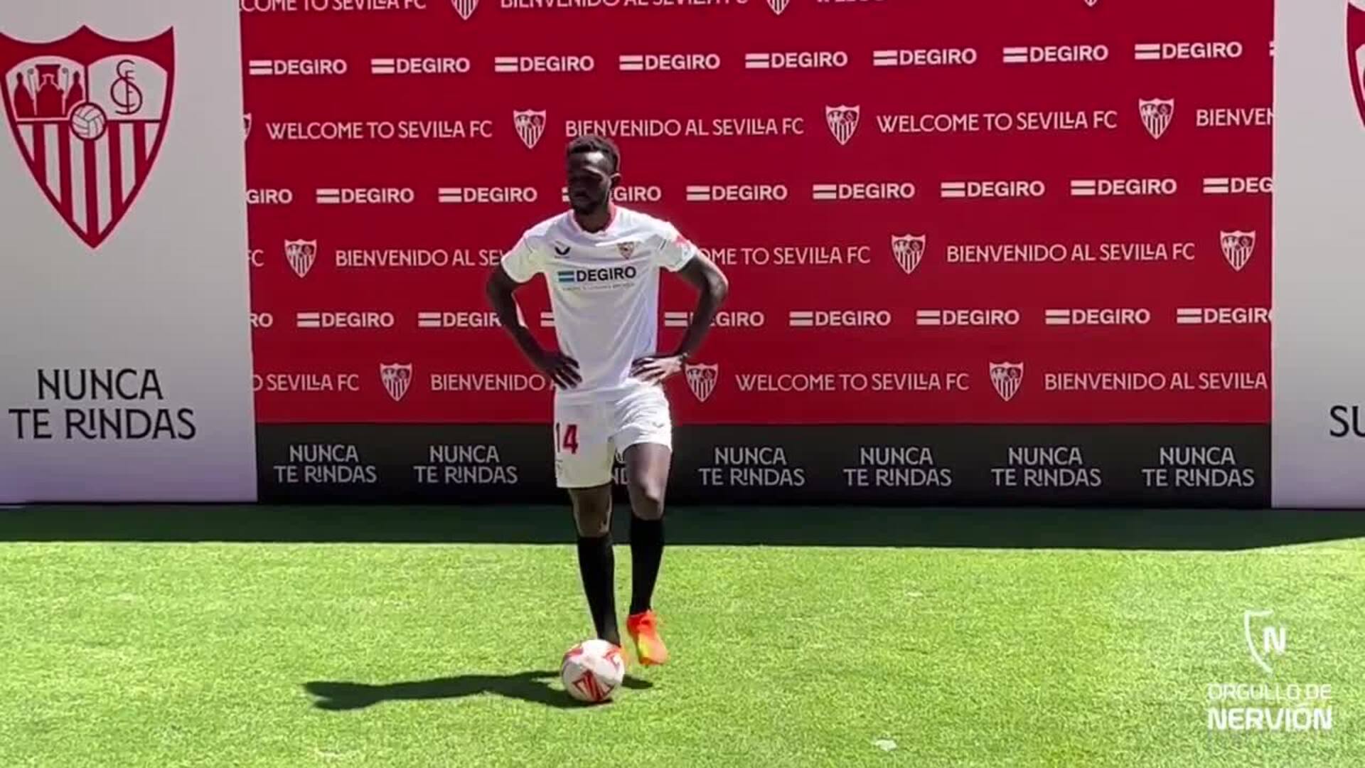 Nianzou: «Me decidí por venir al Sevilla FC para progresar y ganar títulos»