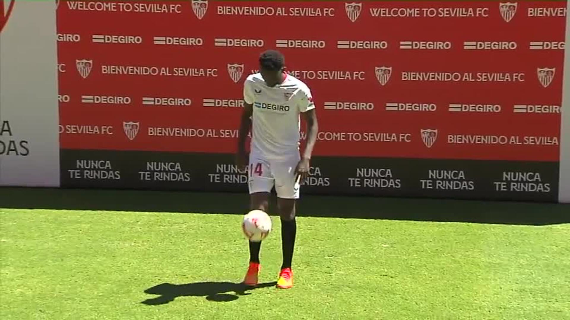 El Sevilla presenta a Nianzou