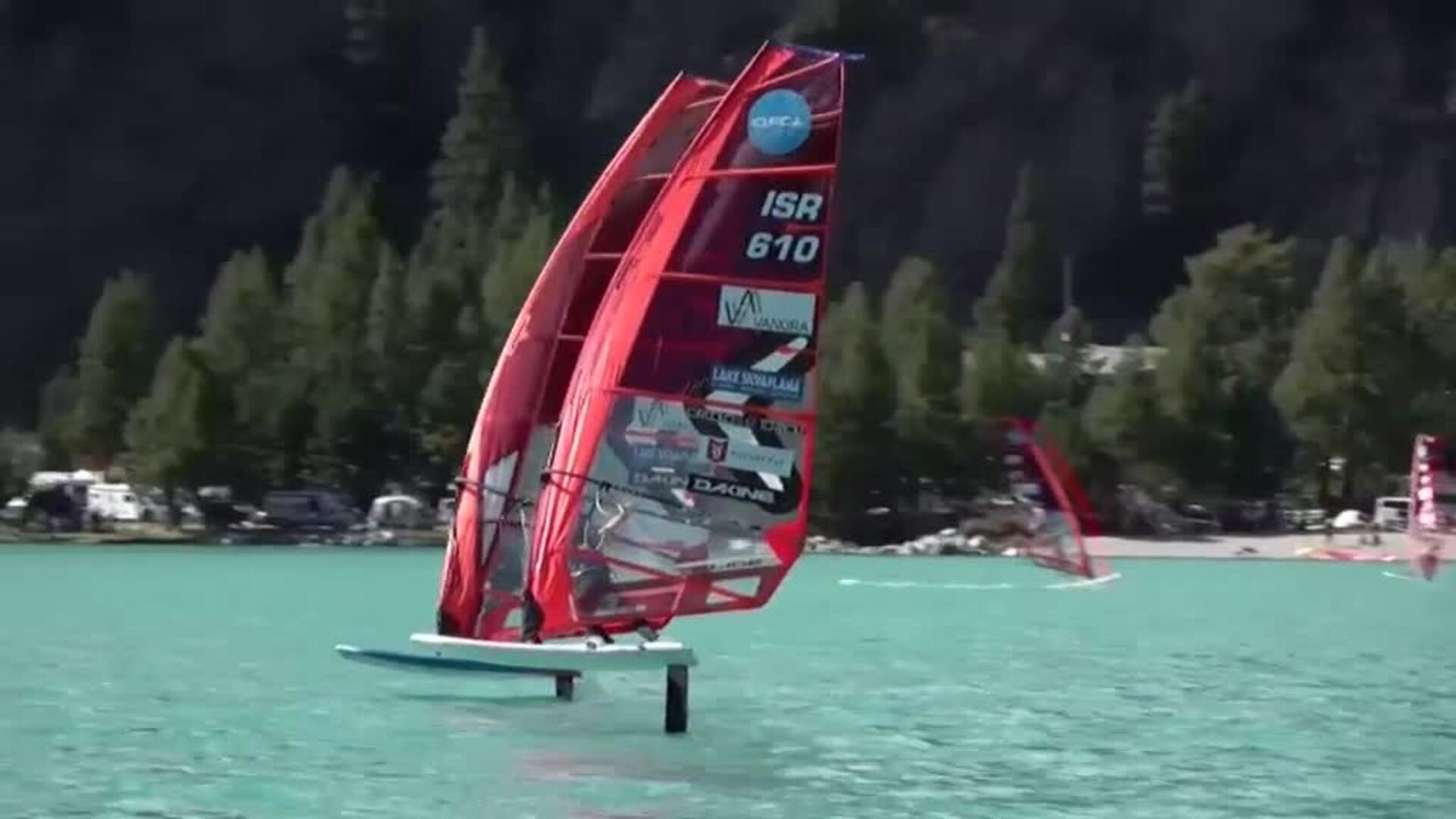 El lago Silvaplana acoge a más de 250 windsurfistas