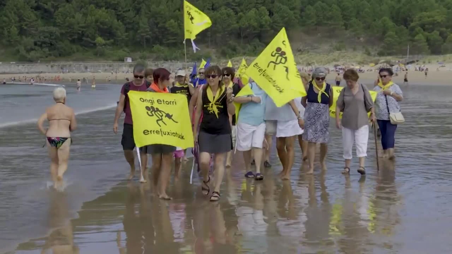 'Marea Amarilla' recorre las playas de Gorliz y Plentzia reclamando políticas migratorias de acogida