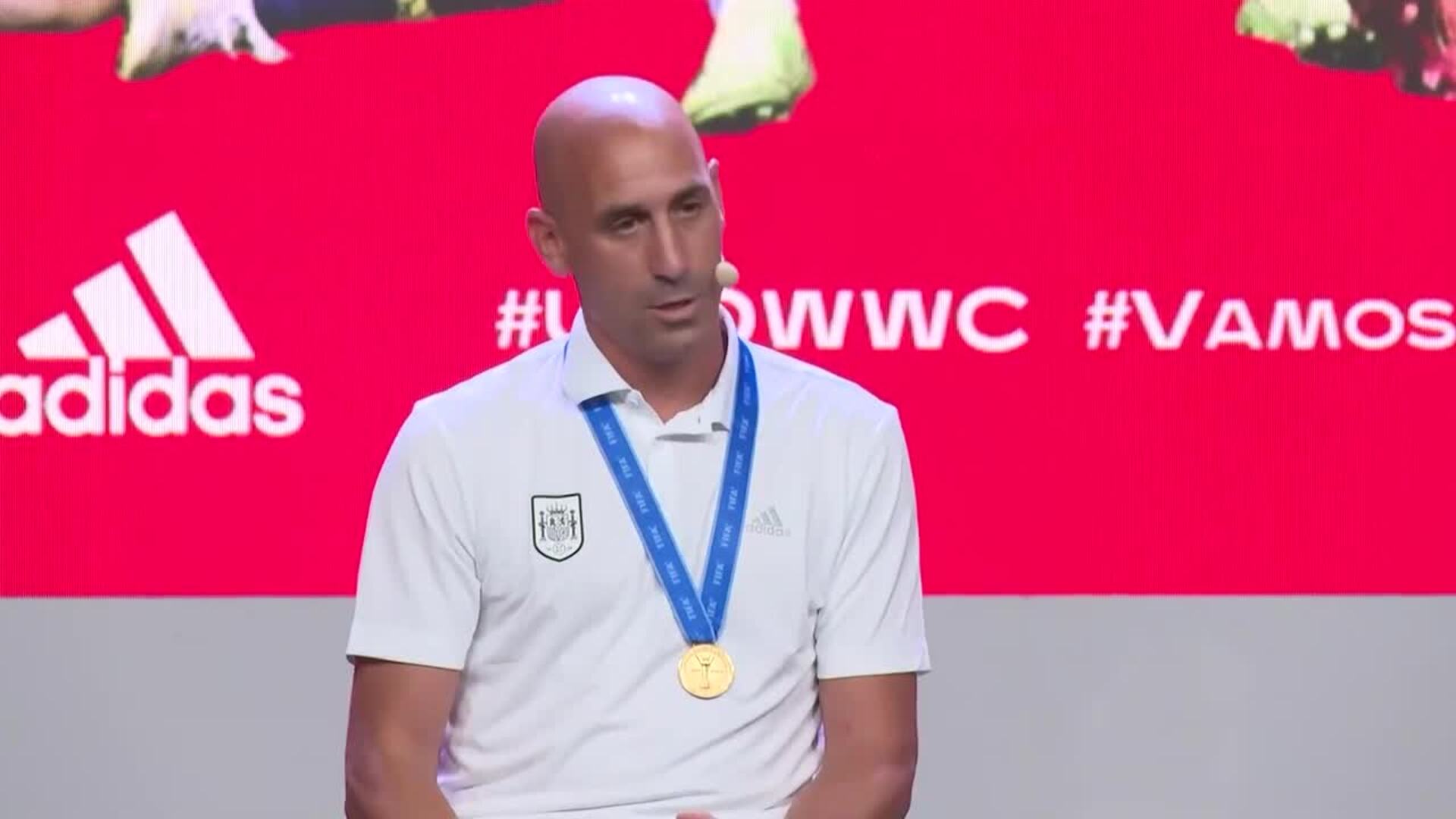 Rubiales agradece a las jugadoras, "en nombre del fútbol español", el mundial conseguido