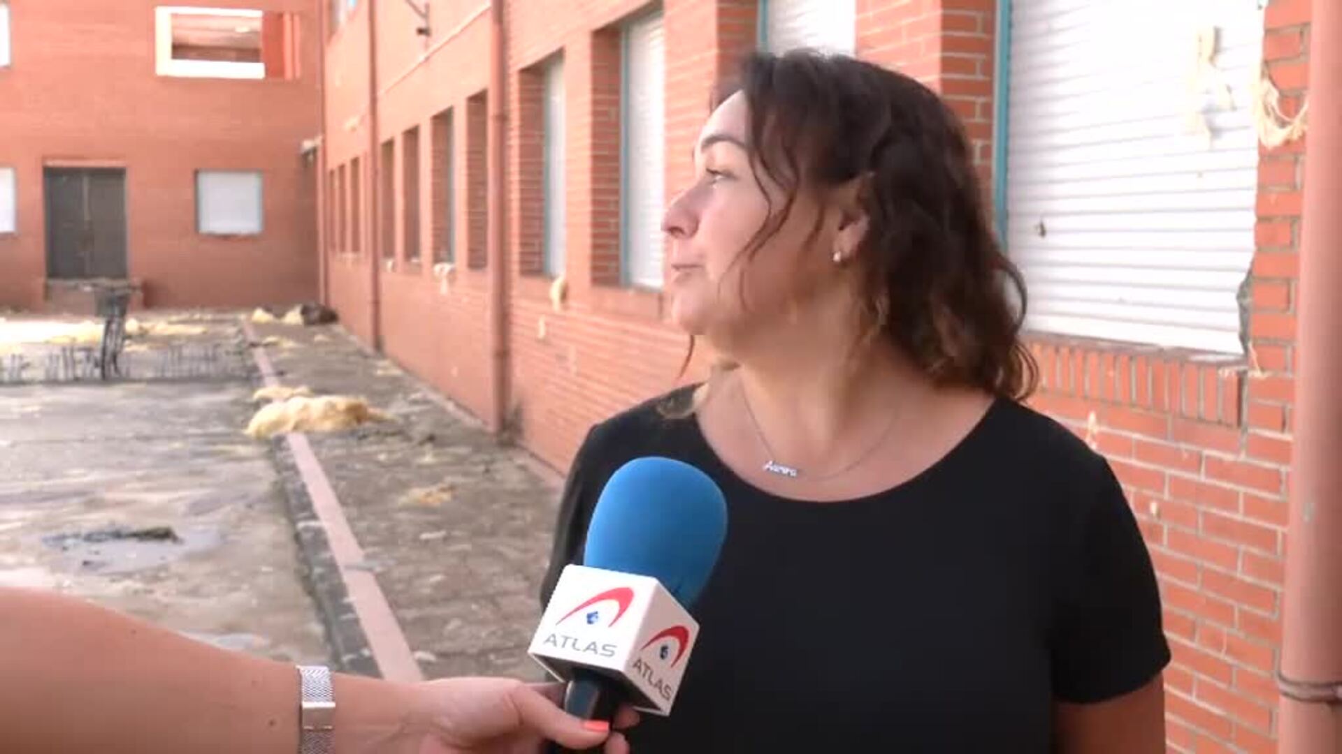 La tormenta en Beneixama hace volar las chapas metálicas del tejado del colegio