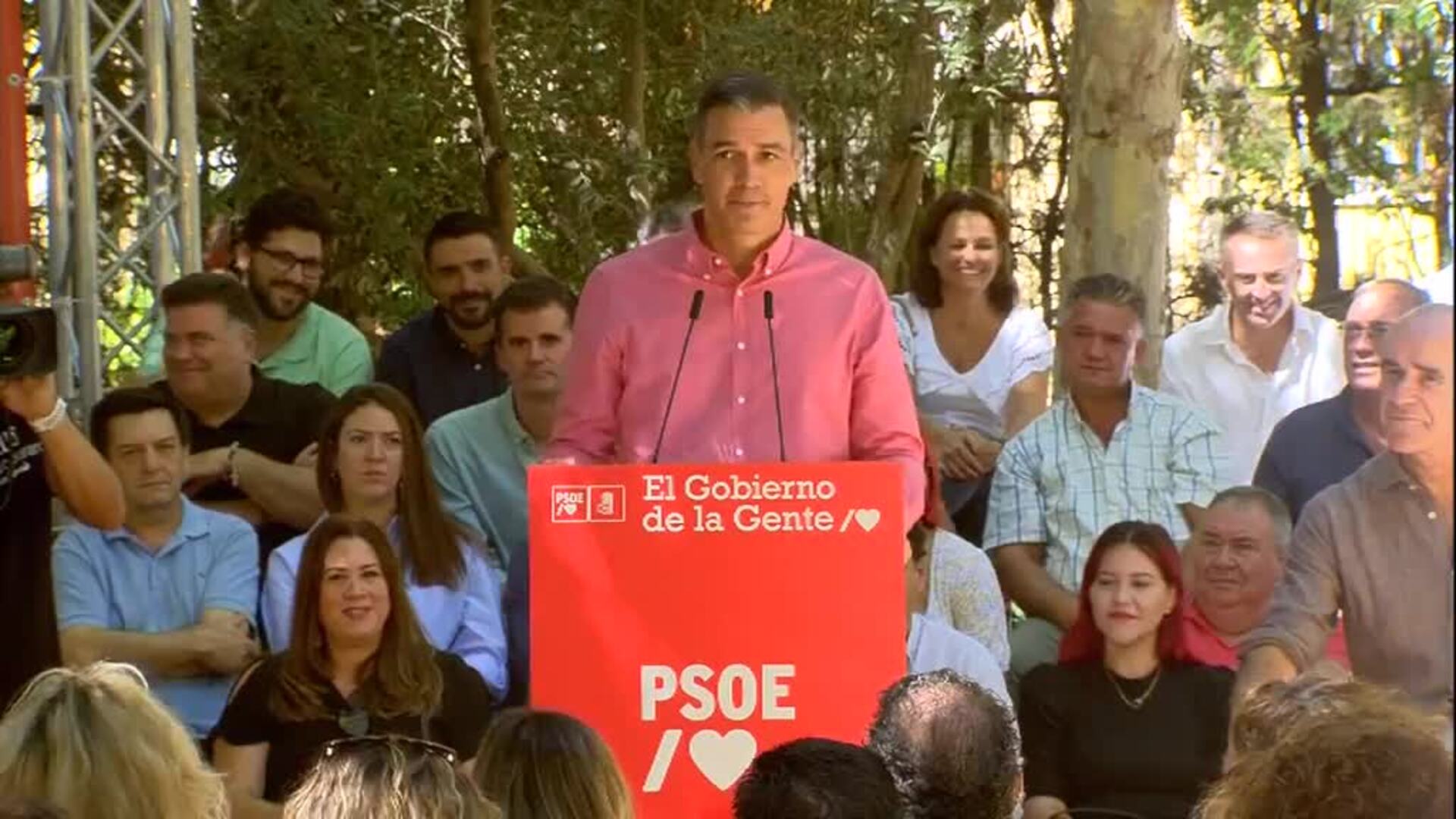 Sánchez estrena su campaña acusando al PP de estar en manos de las eléctricas