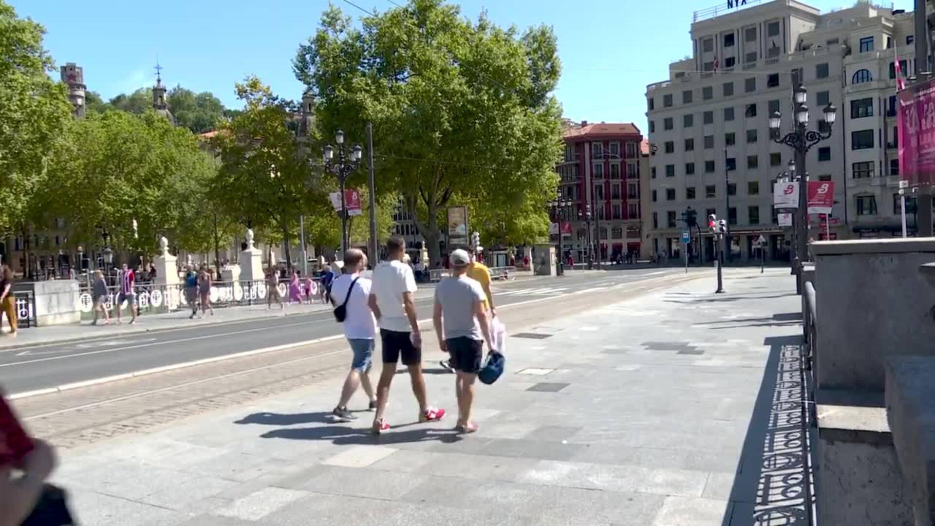 Ciudadanos disfrutan de una jornada soleada junto a la ría de Bilbao