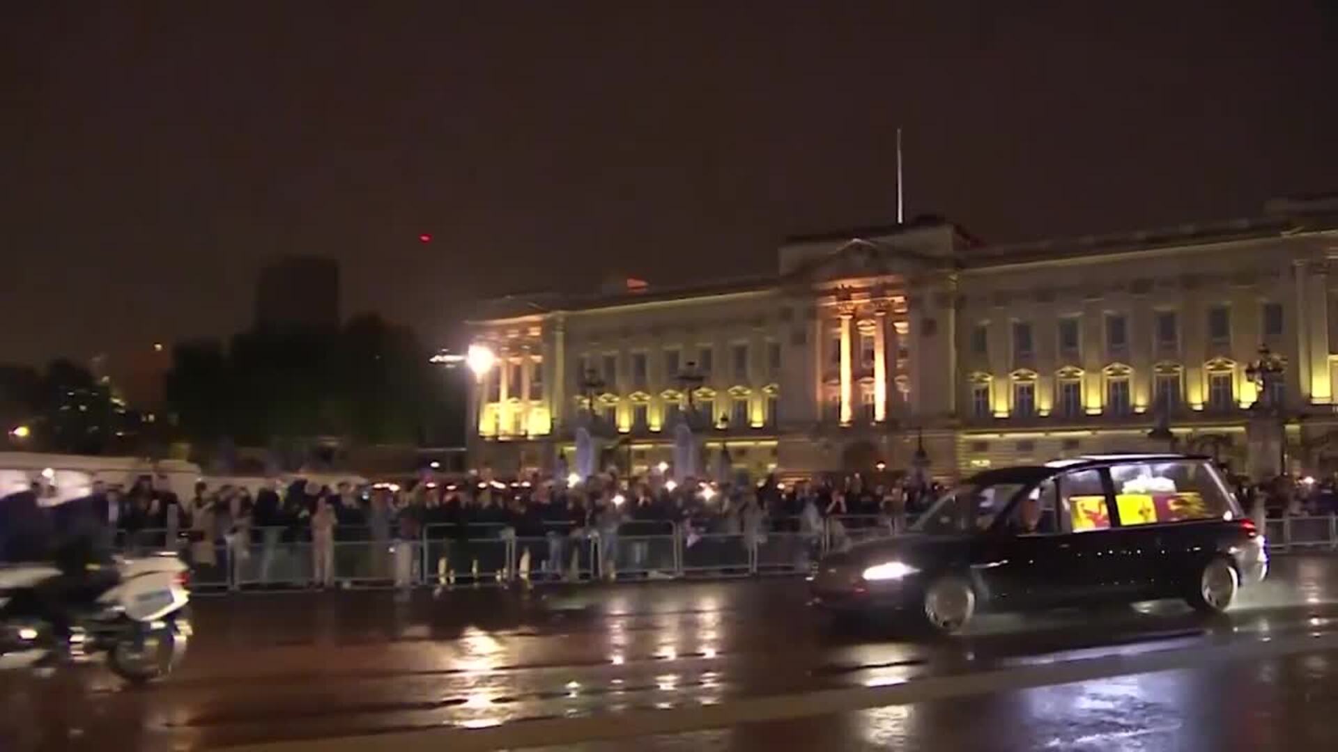 Carlos III recibe el féretro de Isabel II en Buckingham antes de ser trasladado a Westminster