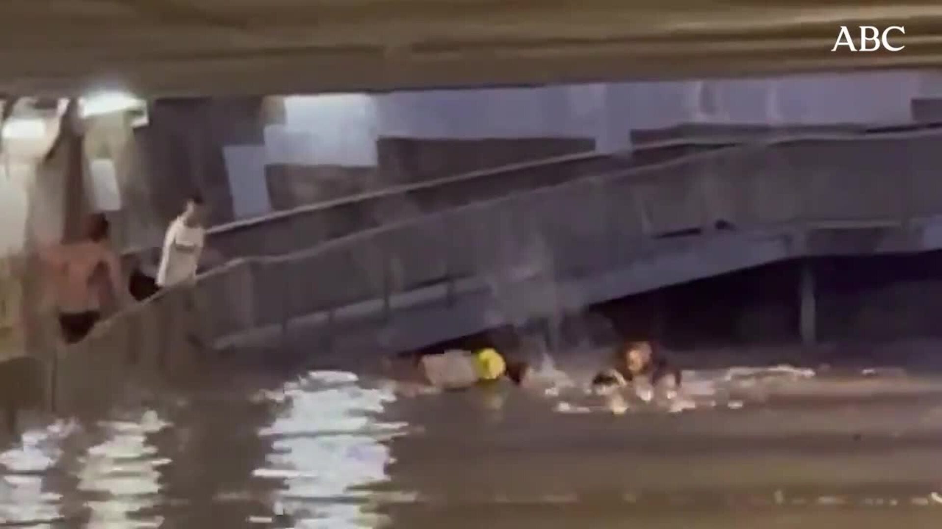 El espectacular rescate de un hombre atrapado en un túnel inundado en Mataró