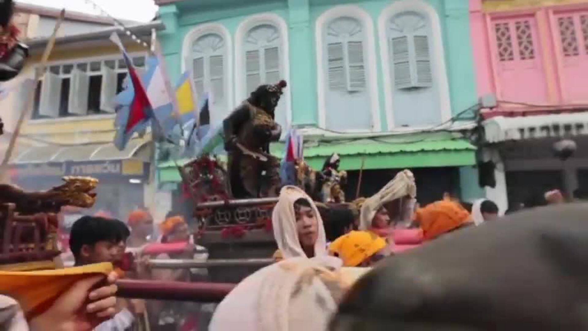 Peregrinos en Tailandia se insertan cuchillos y clavos en la boca para purgar sus pecados