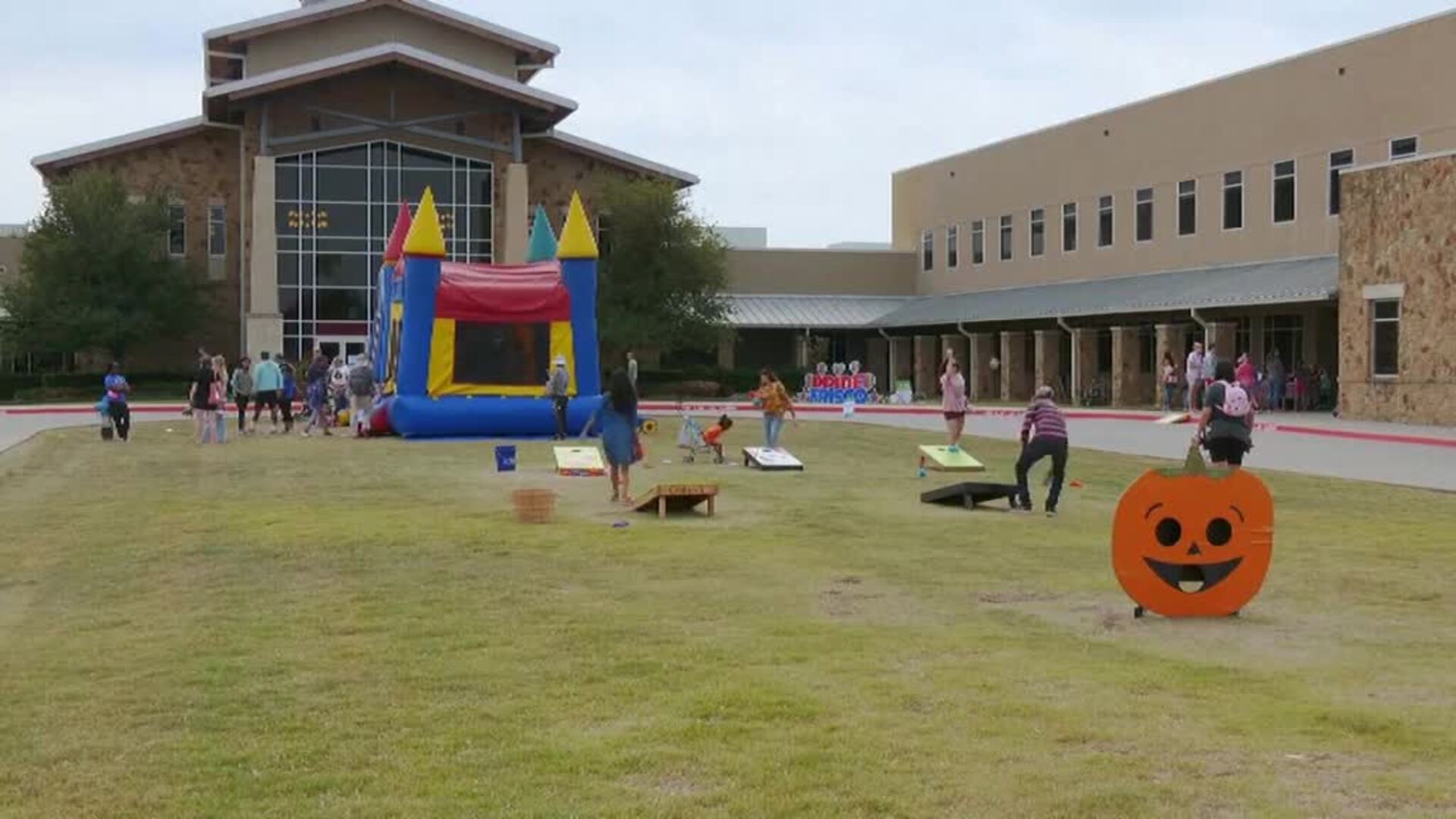 Un grupo homófobo de quince personas acosa a los asistentes del primer Orgullo LGTBi de Frisco, en Texas