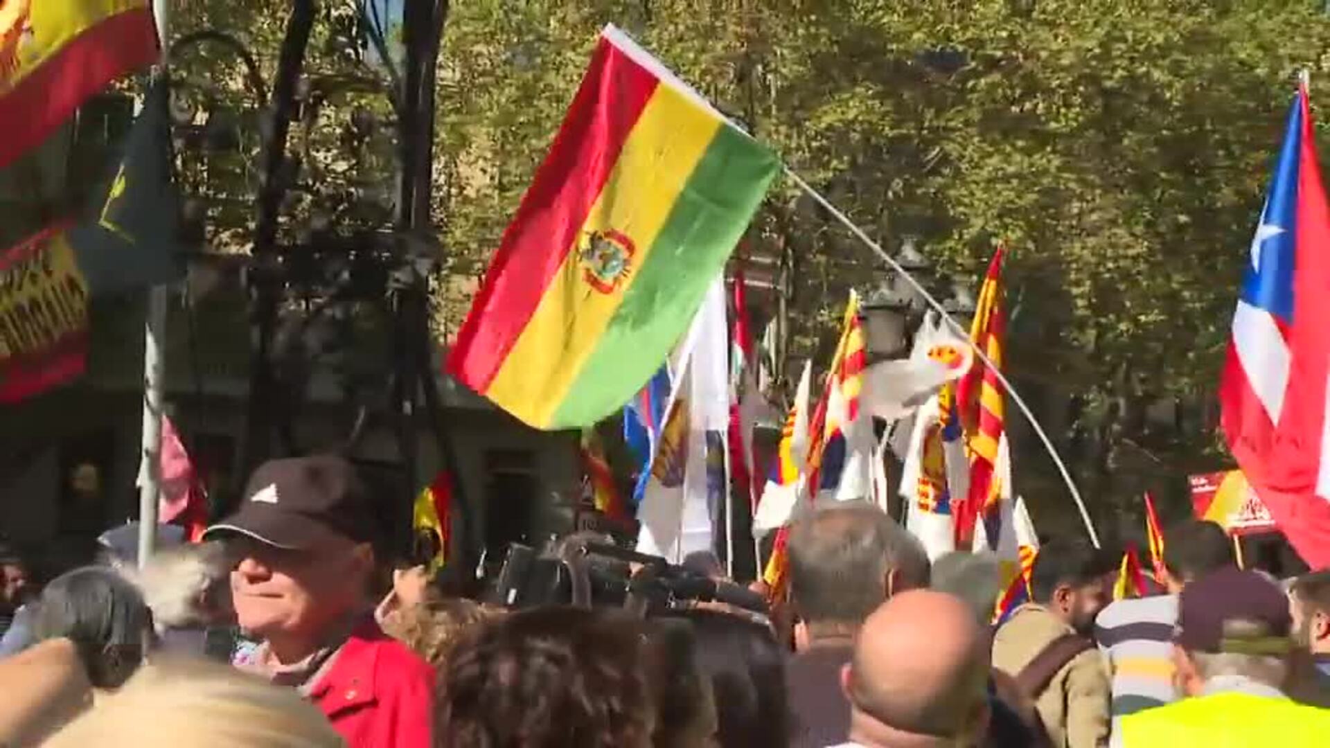 Multitudinaria manifestación por las calles de Barcelona para celebrar la Hispanidad