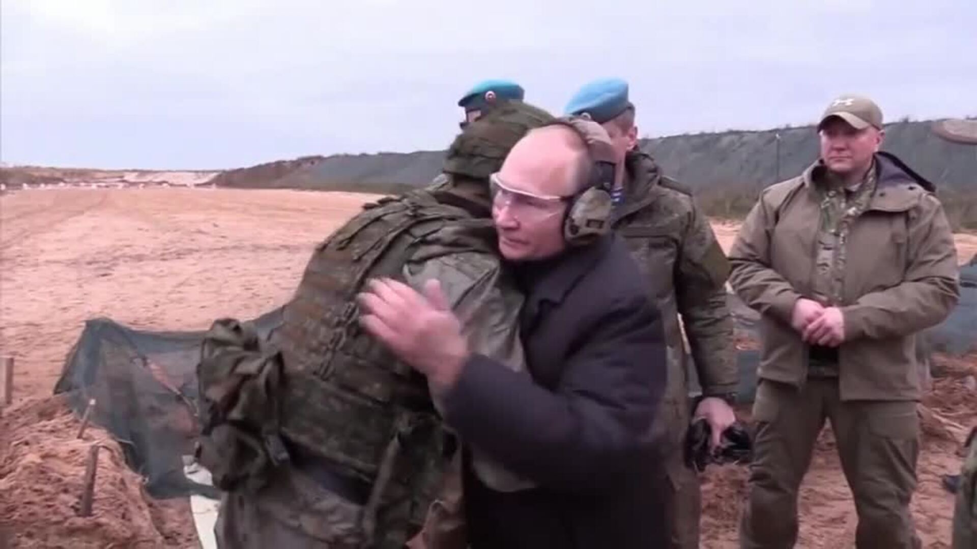 Putin dispara con un rifle en un campo de entrenamiento militar