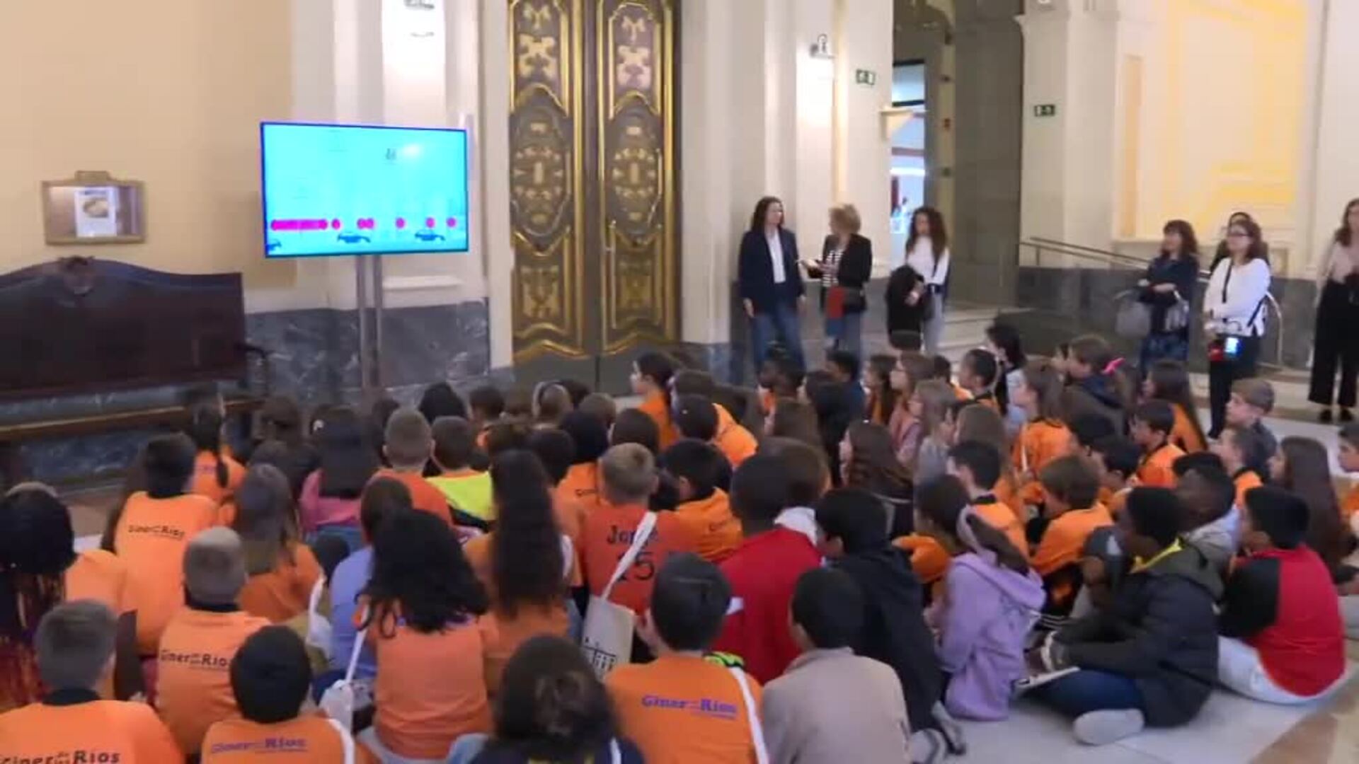 El presidente del Tribunal Supremo recibe a un grupo de escolares en la jornada de puertas abiertas