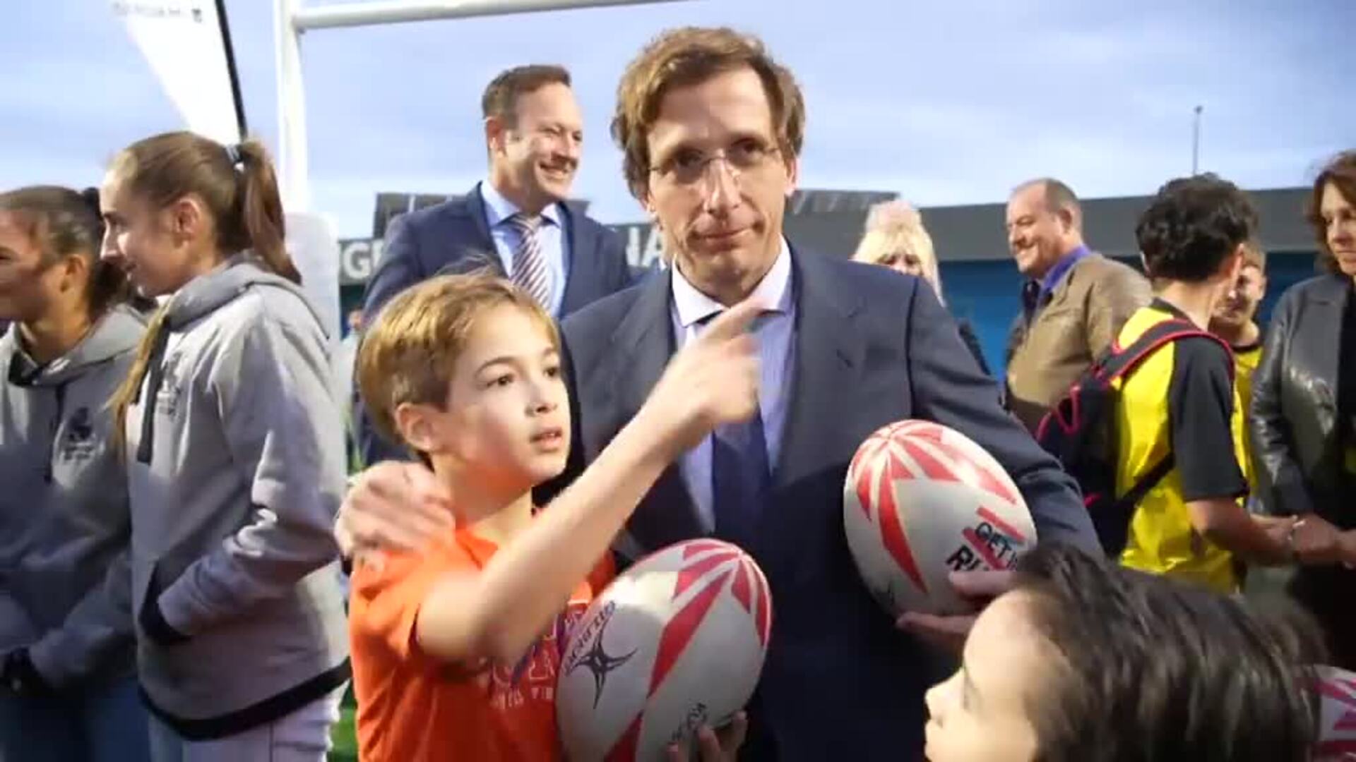 Almeida estampa un balón de rugby contra un periodista