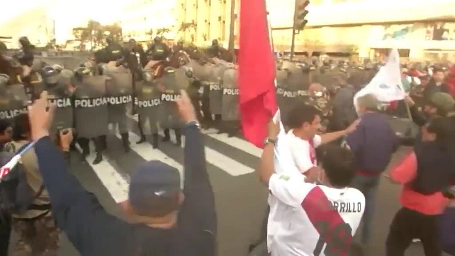 'Castillo fuera': Manifestantes antigubernamentales se enfrentan a la Policía peruana