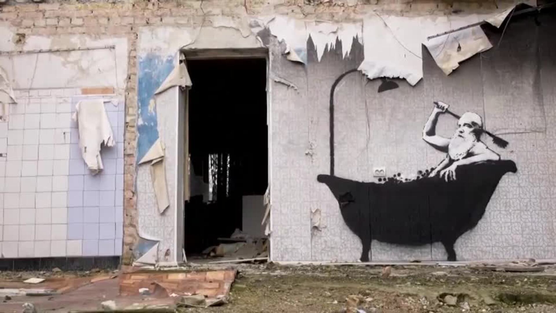 Pinturas al estilo de "Banksy" decoran las ruinas de Ucrania