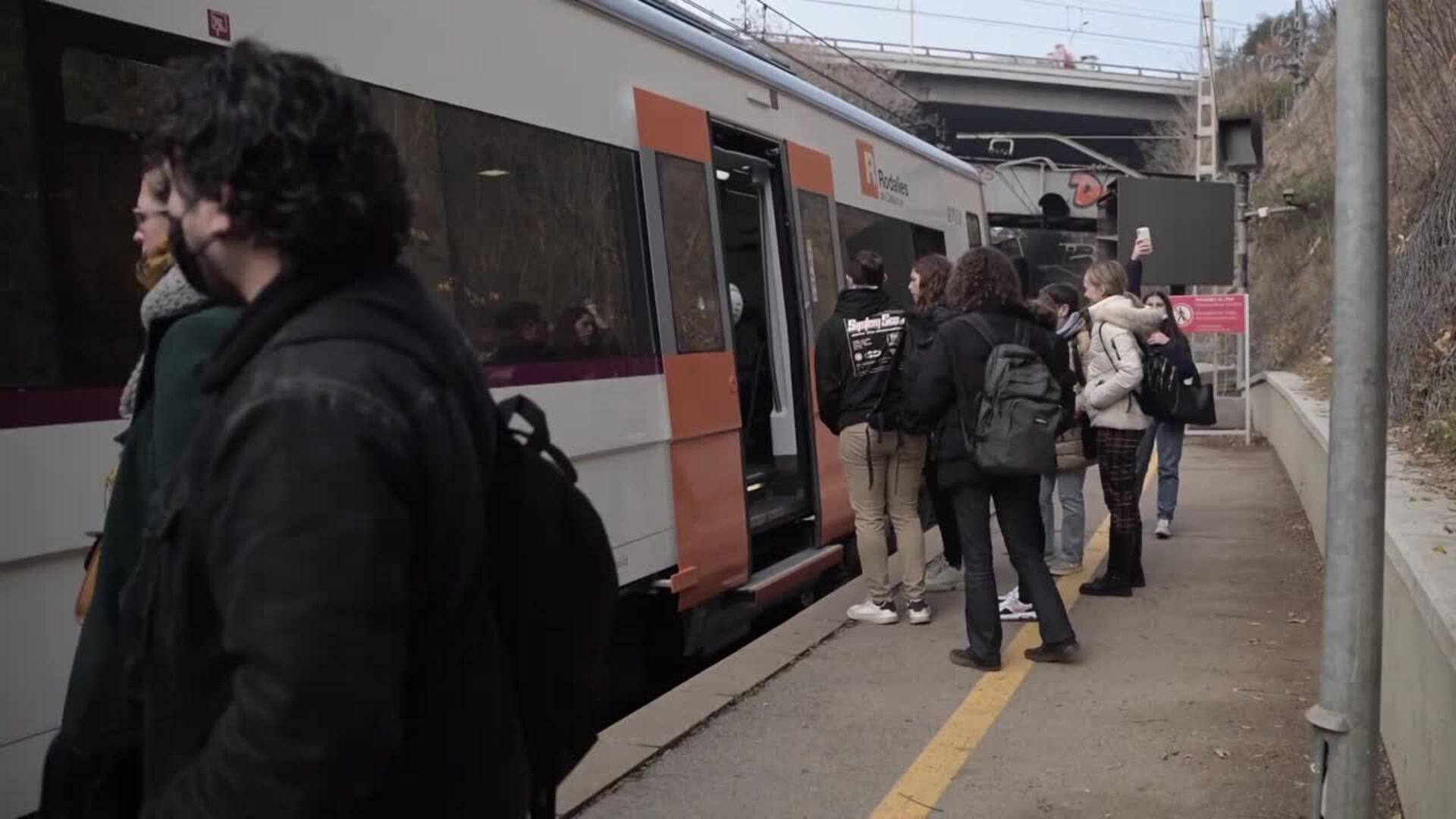 El choque de dos trenes en Montcada deja 150 heridos y el Gobierno afirma que tomará medidas