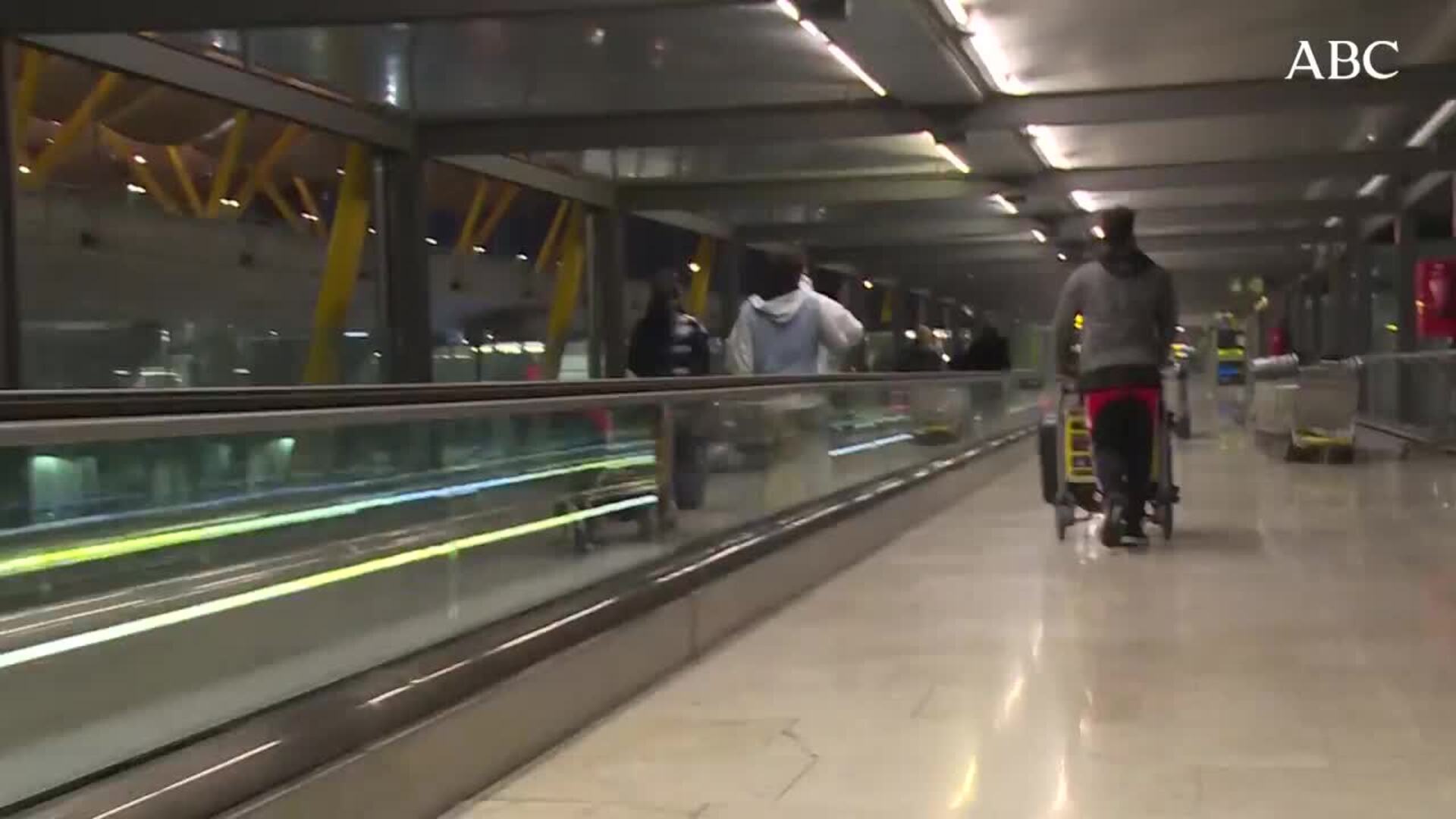 En vídeo: Álvaro de Luna y Laura Escanes vistos en el aeropuerto