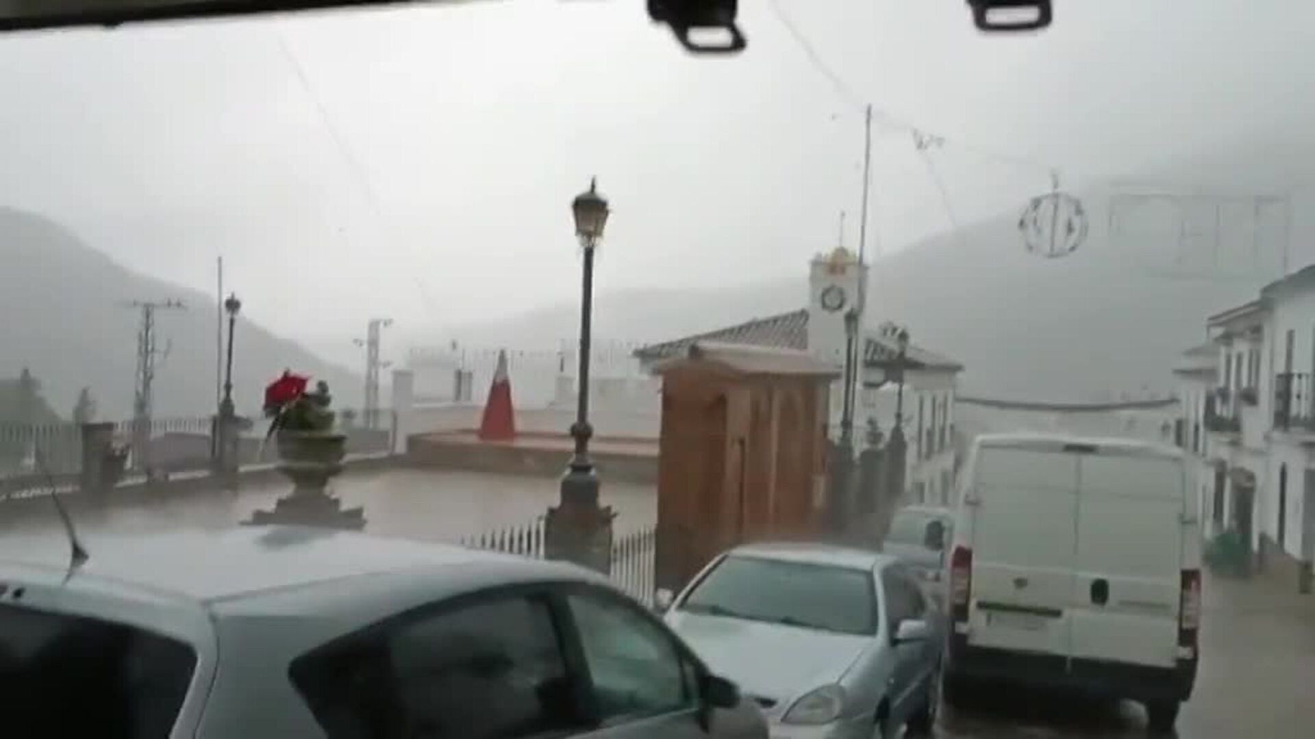 Los efectos de la borrasca: fuerte tormenta en Sevilla y tornado en Cádiz