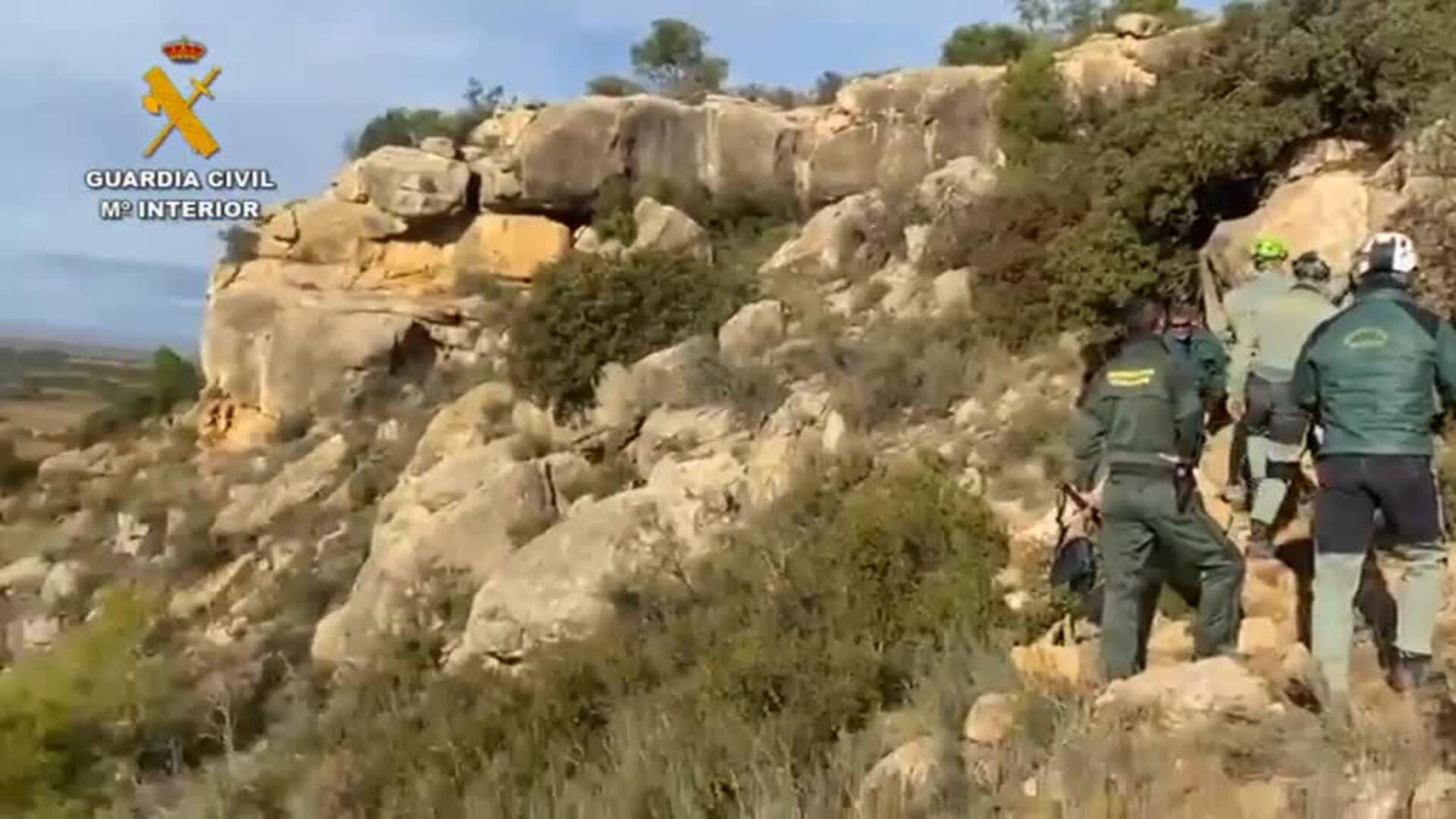 La Guardia Civil rescata a una perra atrapada en una cueva en Teruel