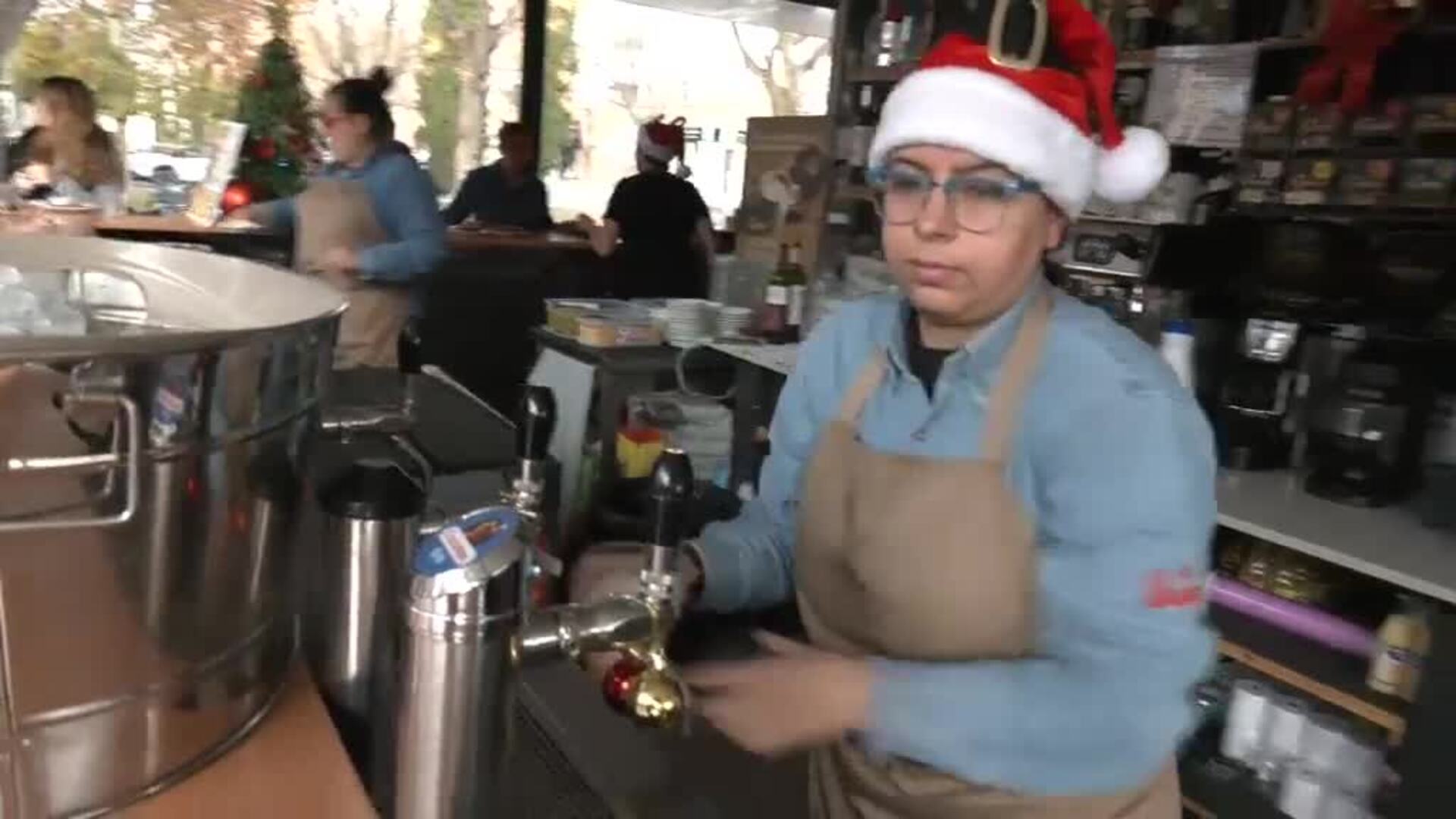 Un bar de Sevilla consuela a los no premiados a base de caña y pincho gratis