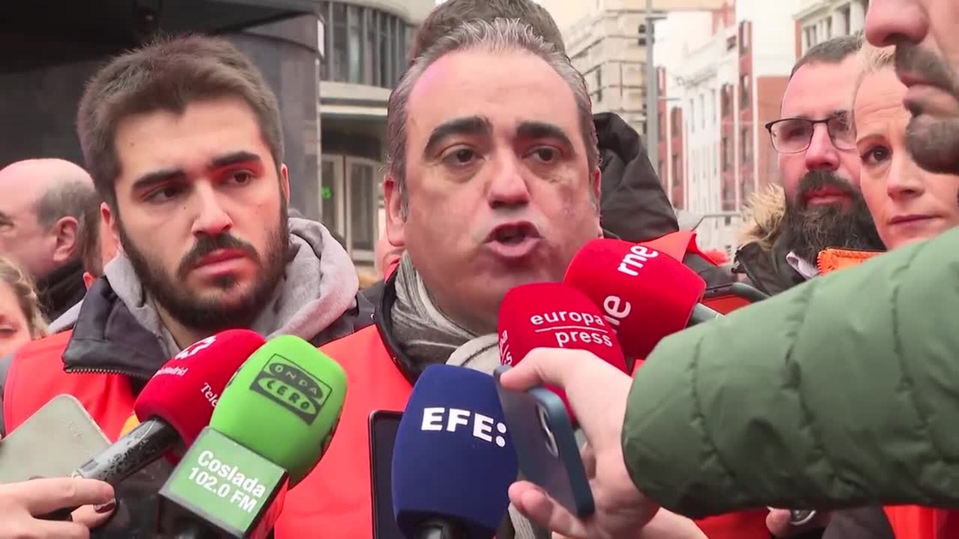 San Fernando "se levanta" con una 'marea naranja' que dice "basta" al drama de la L7B