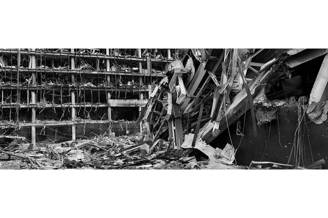 Los restos del centro comercial y de negocios Petroville situado en Kiev tras ser alcanzado por varios misiles rusos. El centro Petroville era un símbolo económico y de progreso en Ucrania.