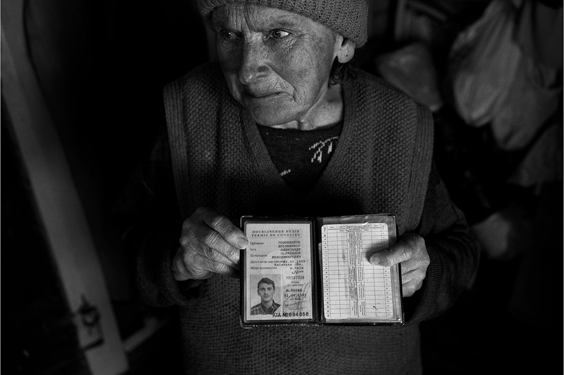 Andriyivka, Óblast de Kiev: Nadia Holumenkova muestra documentación de su hijo Oleksandr Holumenkov, de 52 años, que fue secuestrado por soldados rusos de Buriatia el 3 de marzo. No se sabe nada de él desde entonces. En Adriyivka, las tropas rusas capturaron a 47 hombres y no se sabe nada más sobre ellos. Varios residentes afirman que todos los hombres mayores de 16 años fueron interrogados por tropas rusas y al menos 15 hombres fueron ejecutados. Varias mujeres fueron violadas.