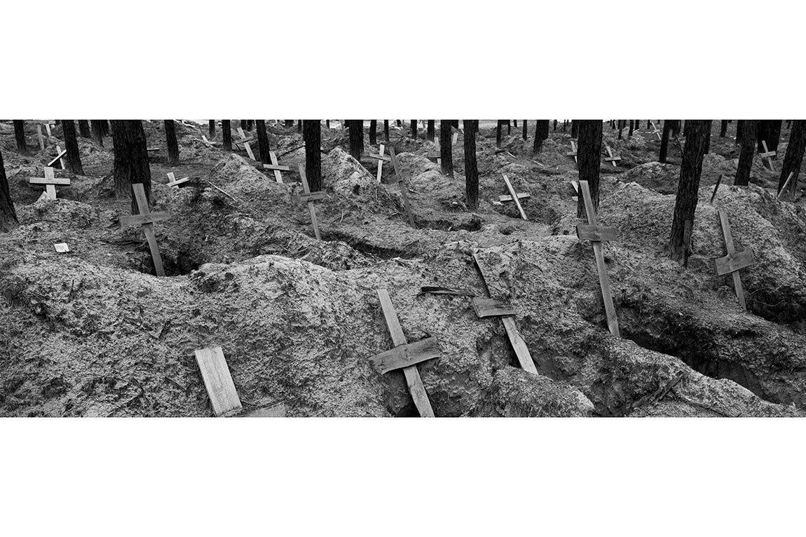 Izum, Ucrania Una fosa común con más de 400 cadáveres ya exhumados por las autoridades ucranianas da fe de la política de tierra arrasada y limpieza étnica que el ejército ruso deja en sus territorios ocupados. La mayoría de los cuerpos exhumados mostraban signos de muerte violenta y tortura según las autoridades ucranianas.