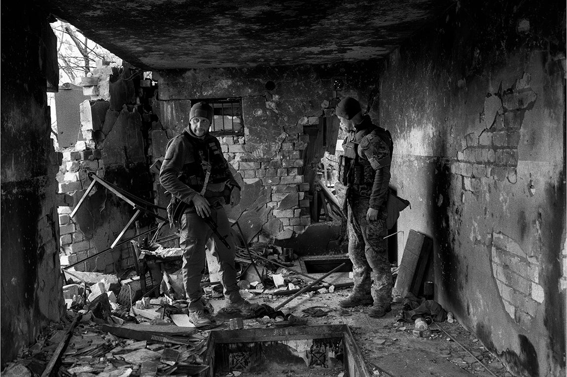 Kharkiv, Ucrania: Dos soldados ucranianos registran los restos de una casa destruida en el pueblo de Dementiyivka. Dementiyivka se encuentra a cinco kilómetros de la frontera rusa. Aunque es una zona liberada, sigue siendo atacada por la artillería rusa y pequeños comandos rusos realizan pequeñas incursiones para atacar a las tropas ucranianas desplegadas en la zona.