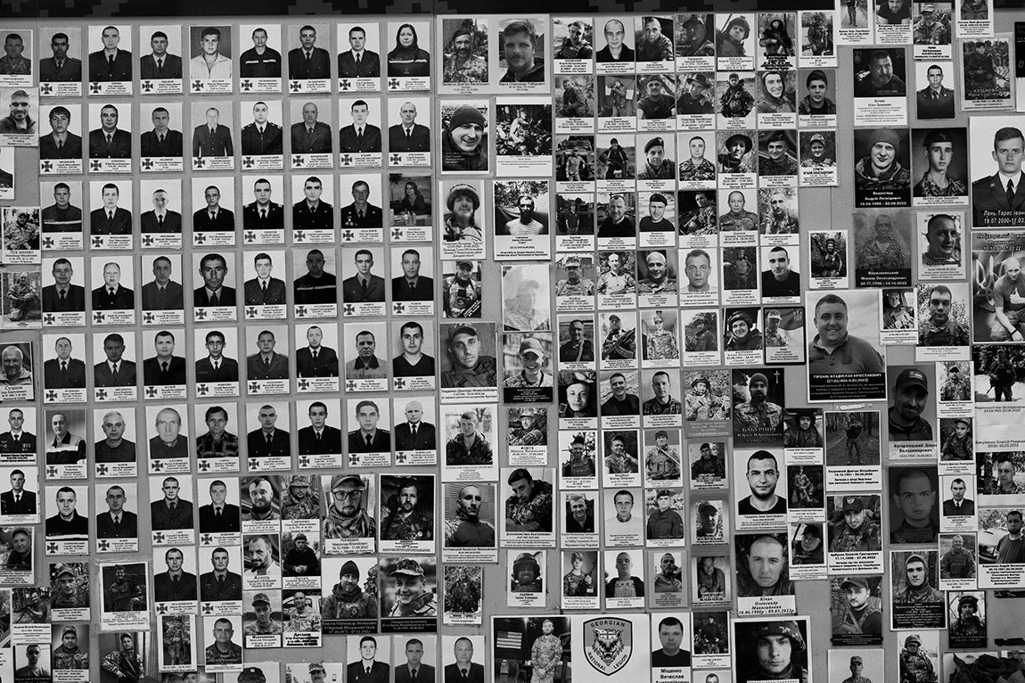 Kiev - Ucrania El muro de la memoria situado en la capital Kiev, recoge los retratos de todos los soldados caídos en combate en la guerra contra Rusia.