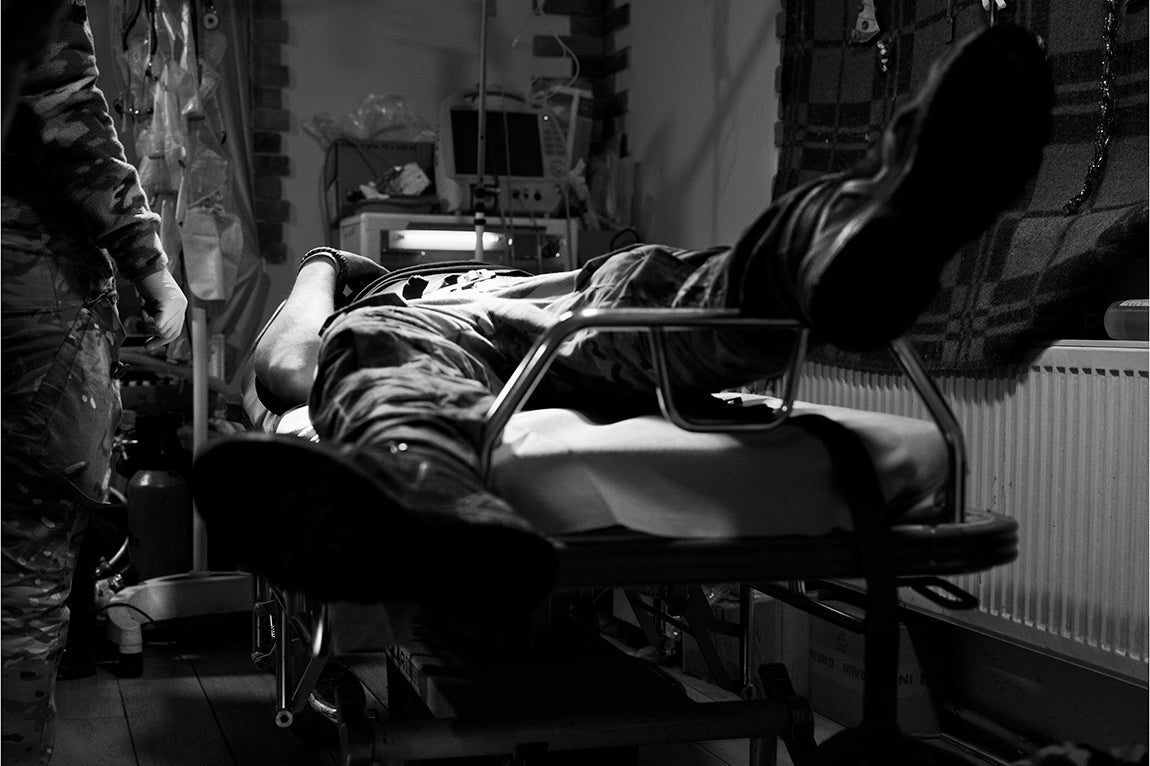 Donbas- Ucrania: Un soldado ucraniano herido en el interior de la triage de un centro de estabilización médica situado en el frente del Este de Ucrania.