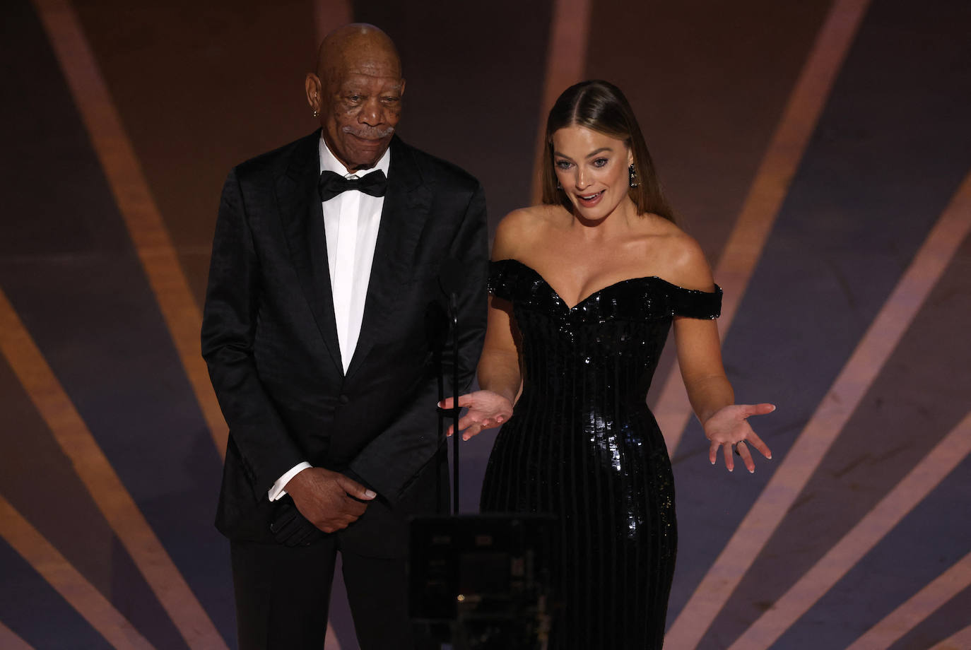 Morgan Freeman y Margot Robbie, en un momento de la ceremonia