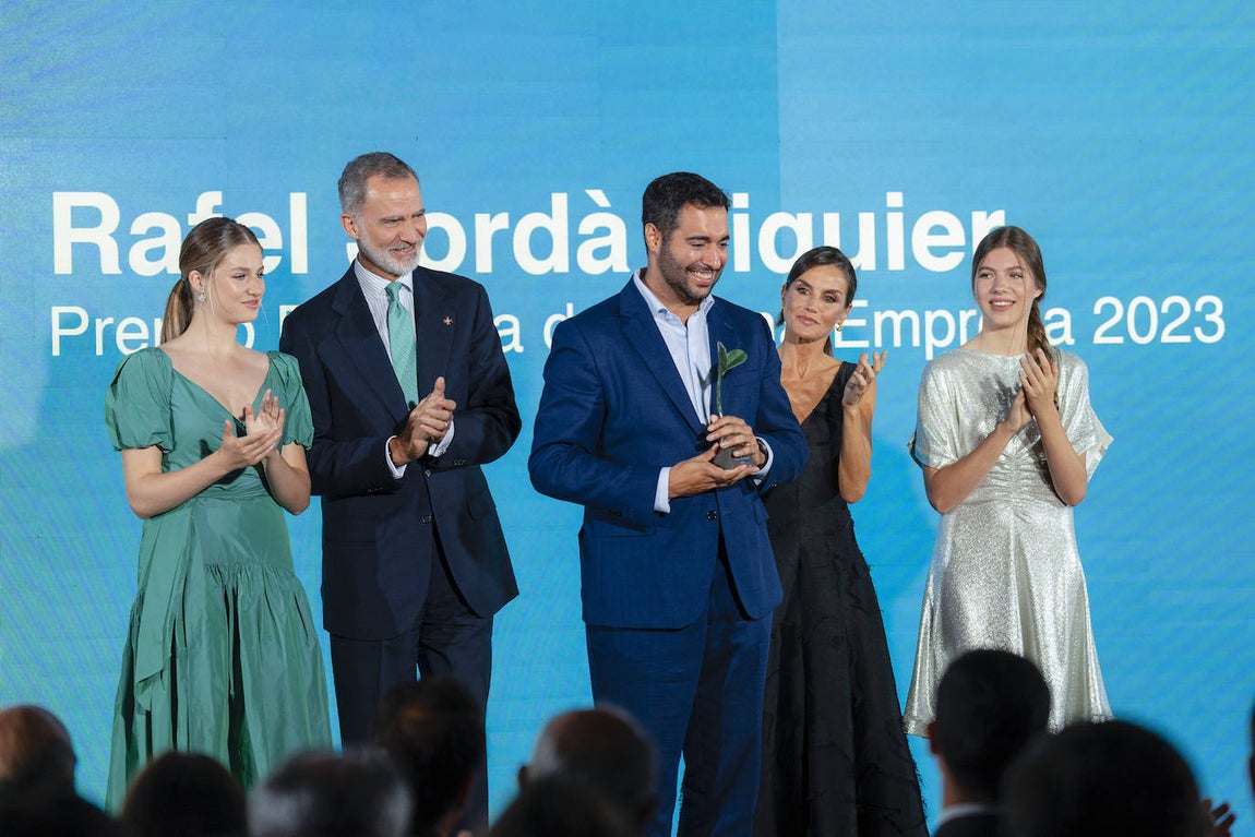 ﻿Rafael Jordà Siquier, fundador de Open Cosmos, ganador del premio Empresa 2023 junto a los Reyes de España,  la princesa Leonor y la infanta Sofía