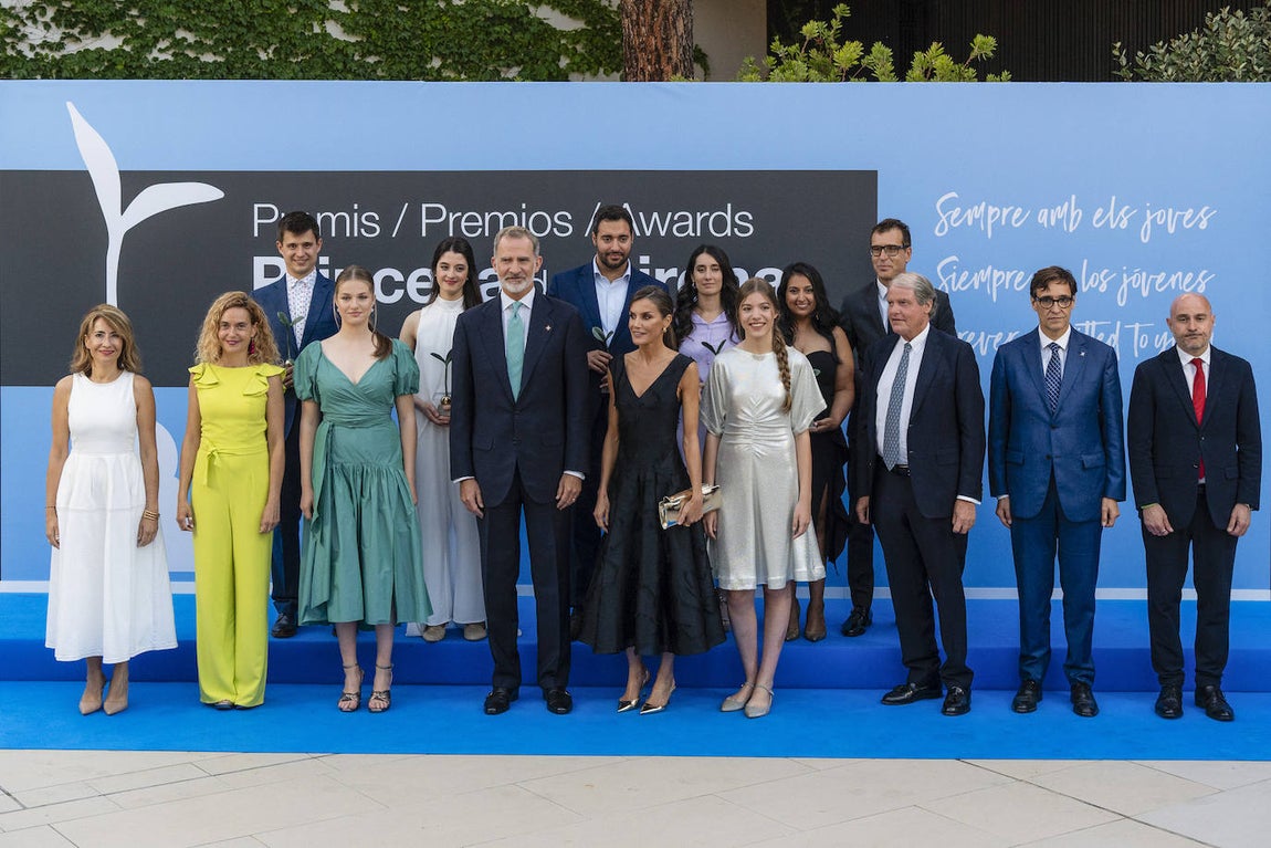 El rey Felipe, la reina Letizia, la princesa Leonor y la infanta Sofía posan junto a la presidenta del Congreso, Meritxell Batet , la ministra de Transportes, Raquel Sánchez y el primer secretario del PSC, Salvador Illa y los galardonados este miércoles en la ceremonia de entrega de los premios de la Fundación Princesa de Girona.