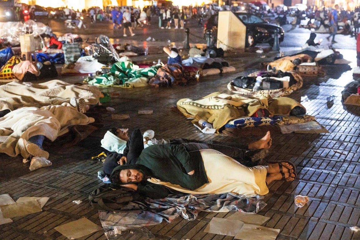 Los residentes se refugian afuera en una plaza después de un terremoto en Marrakech el 9 de septiembre de 2023. Casi 300 personas murieron después de que un poderoso terremoto sacudiera Marruecos la noche del 8 de septiembre, según un recuento preliminar del gobierno, y los residentes de Marrakech informaron que siguieron gritos «insoportables». el terremoto de magnitud 6,8